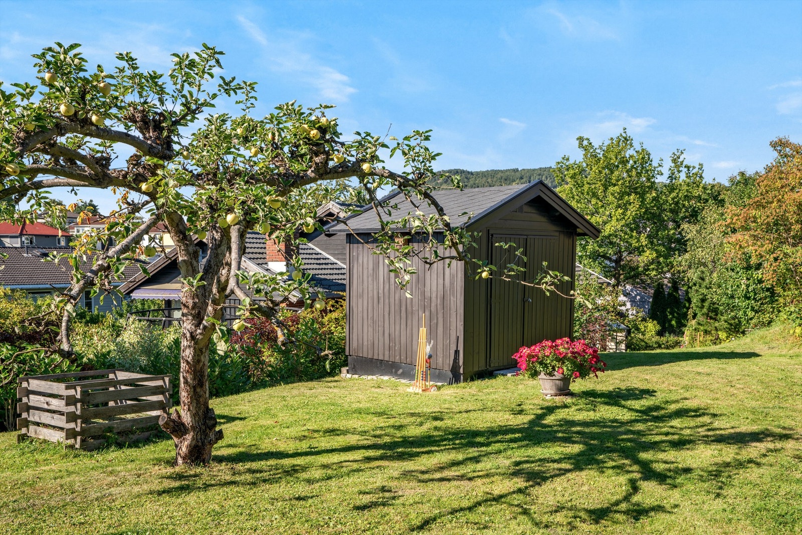 Praktisk redskapsbod på 5,4 m² bygd i 2017 på tomten. Galleribilde