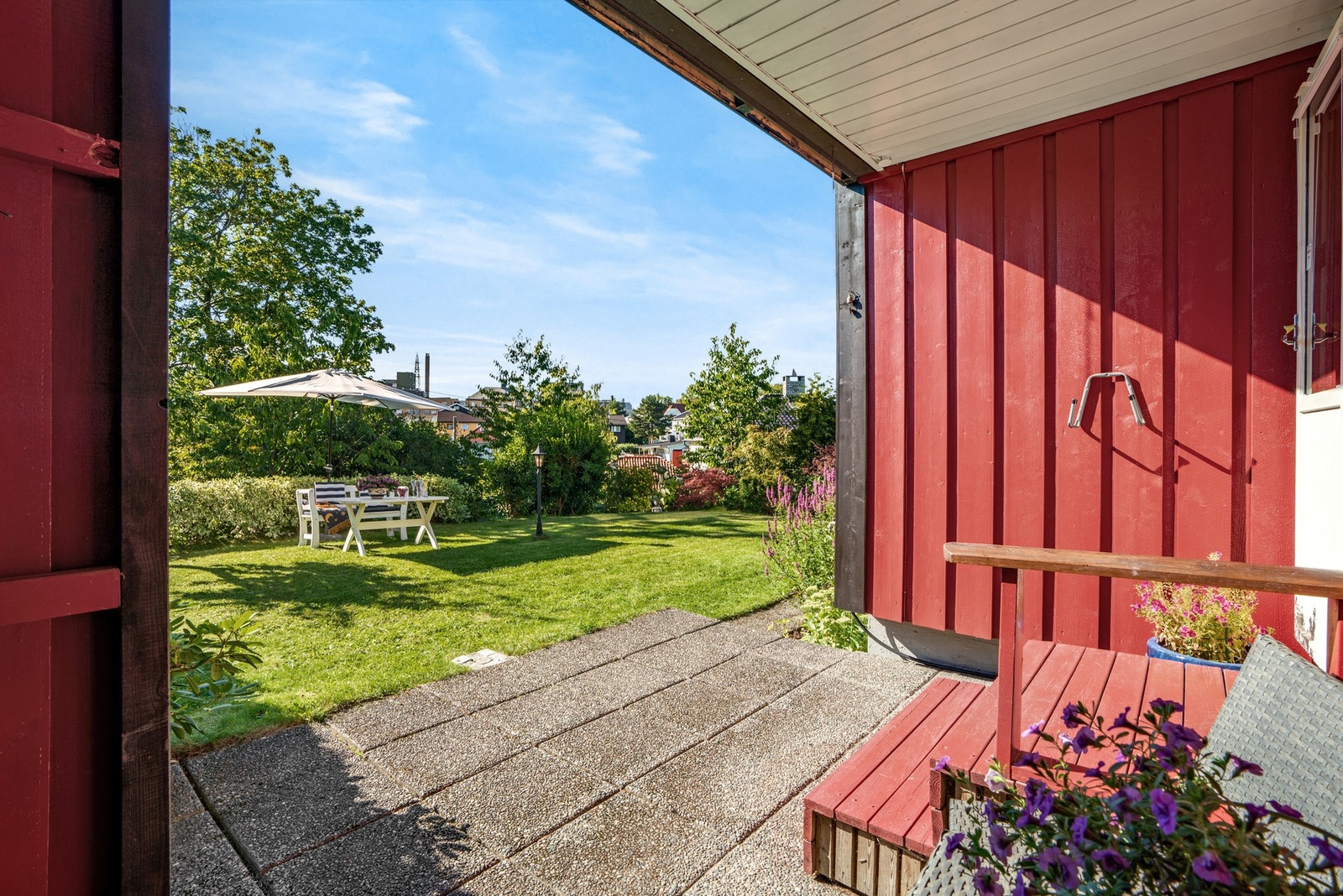 Ut til delvis overbygd uteplass med heller på ca. 14 m² Galleribilde