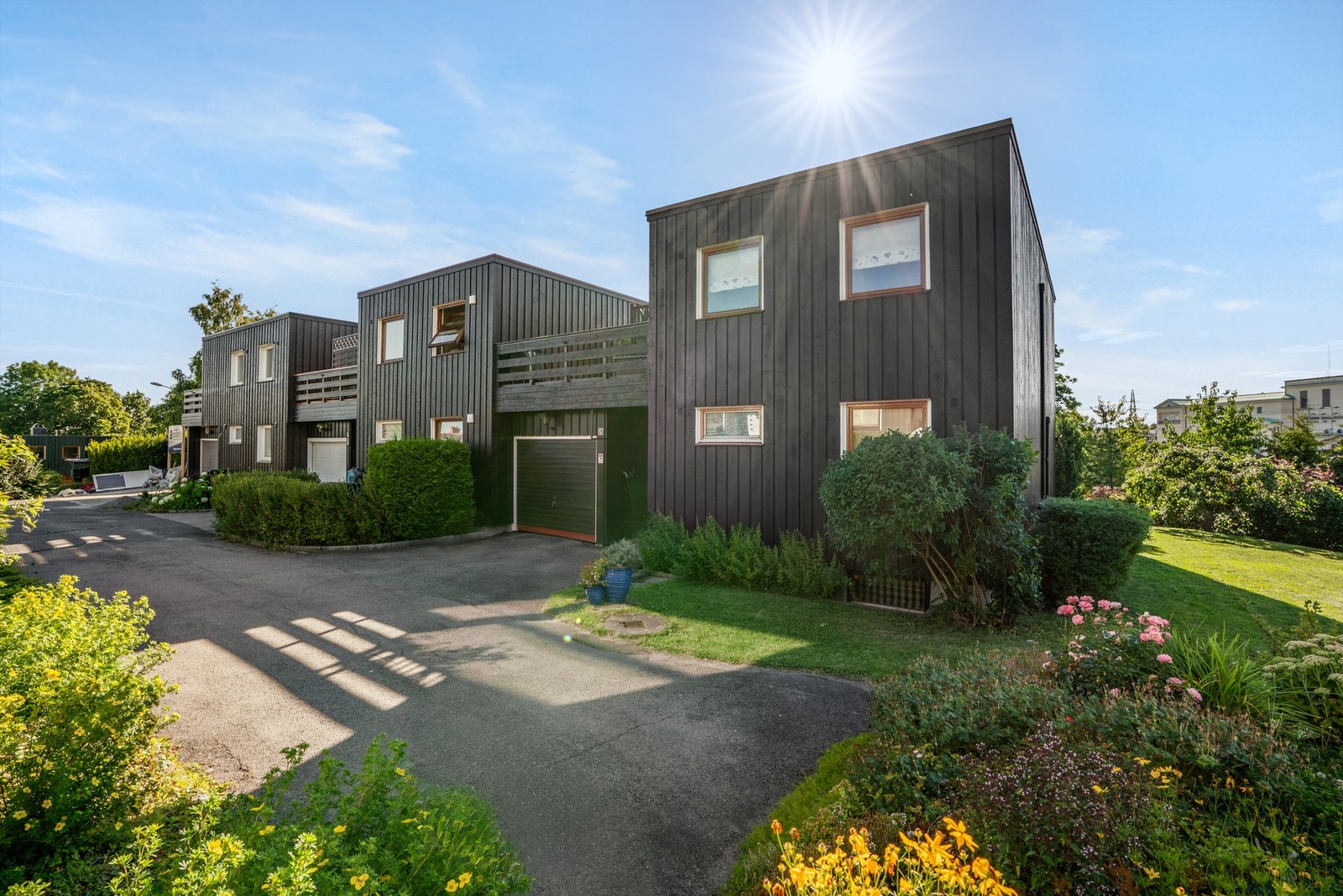 Boligen strekker seg over tre plan og ligger i et rolig og barnevennlig boområde på Refstad Galleribilde