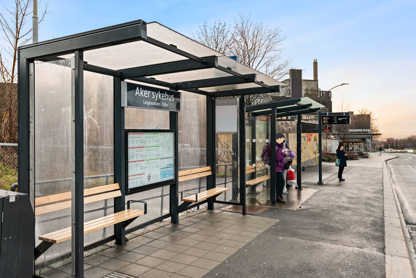 Det er flere bussholdeplasser i nærområdet. Nærmeste er Aker Sykehus Galleribilde