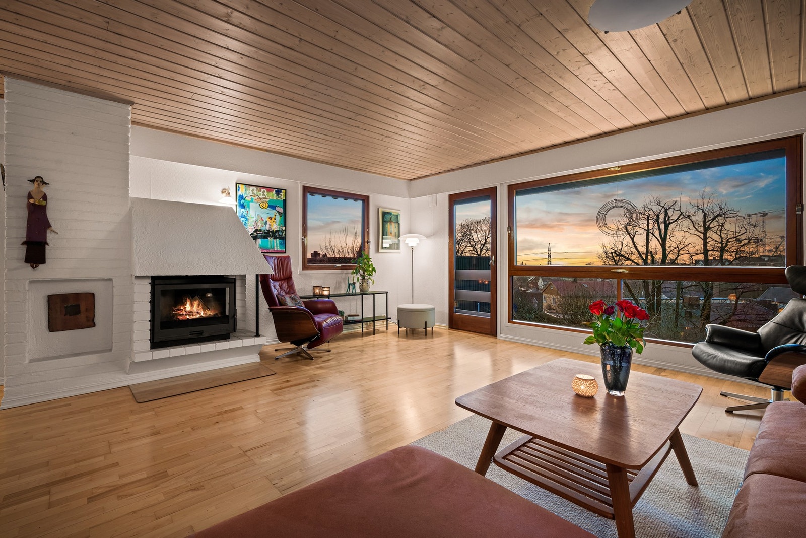 Flott steming i stuen på kveldstid Galleribilde