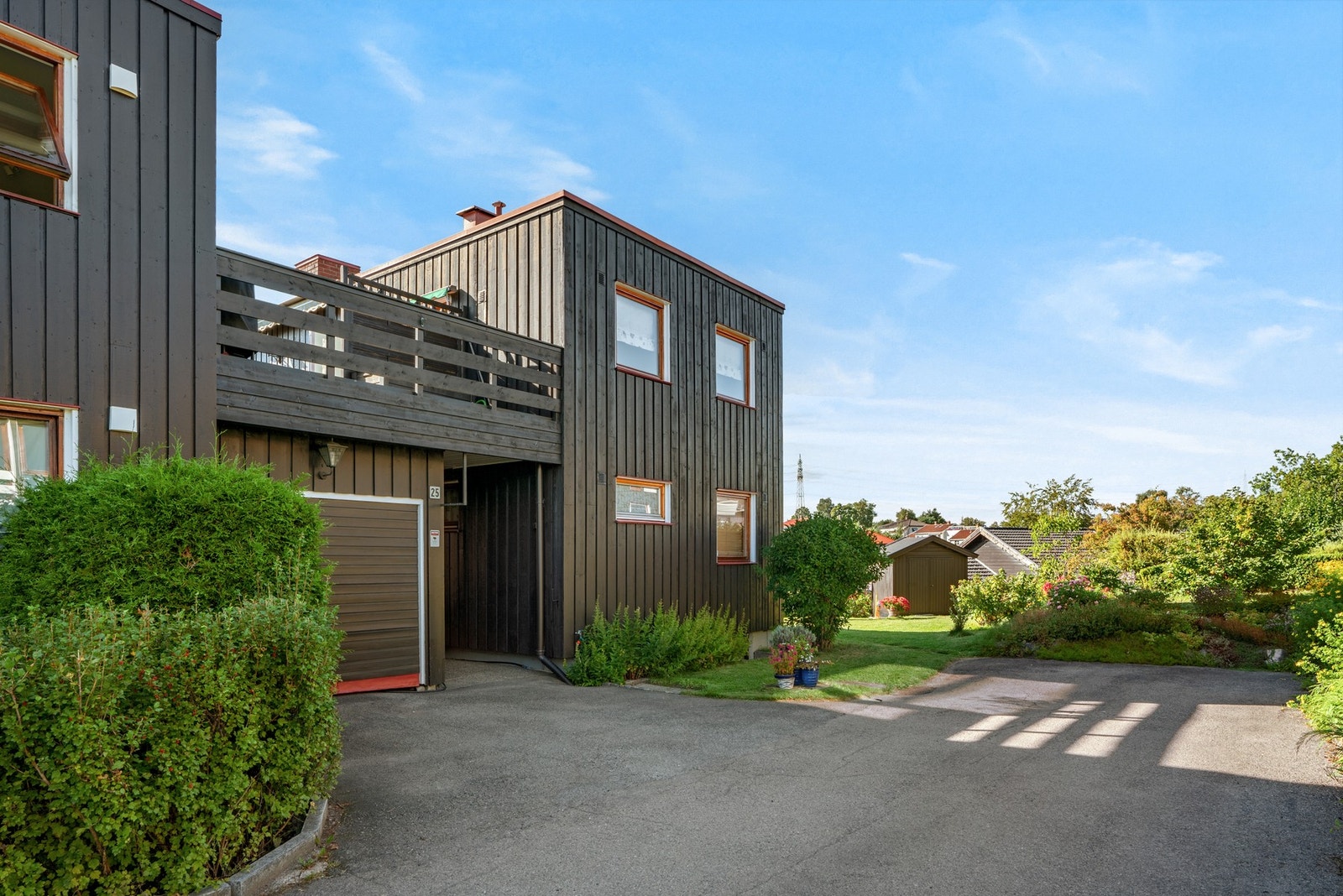 Integrert garasje til én bil, oppstillingsplasser på tomten og EL-lader ved inngangspartiet Galleribilde