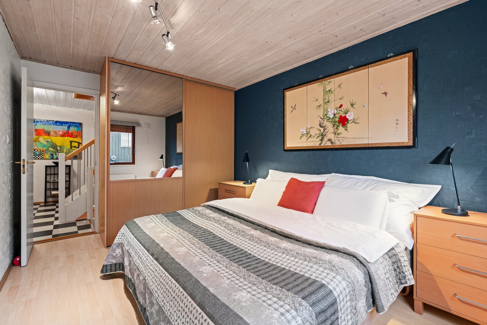 Videre fra hallen har du hovedsoverommet med skyvedørsgarderobe Galleribilde