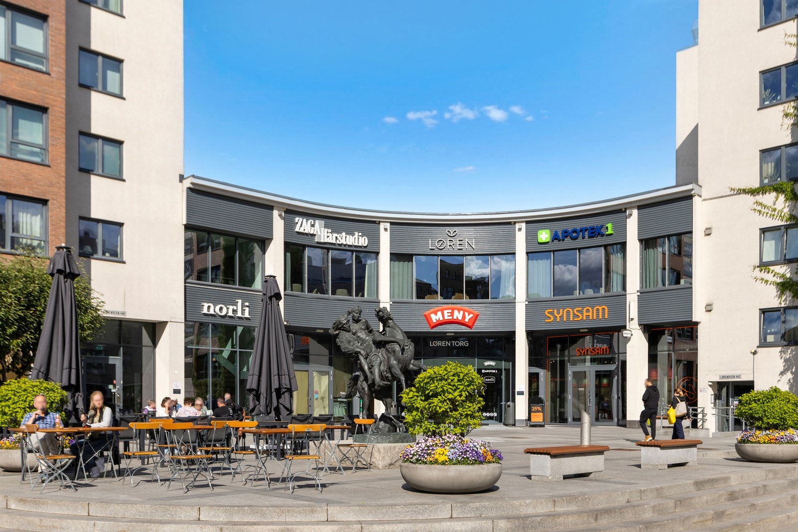 Løren torg en liten tur unna med dagligvare og en haug av spisesteder mm. Galleribilde