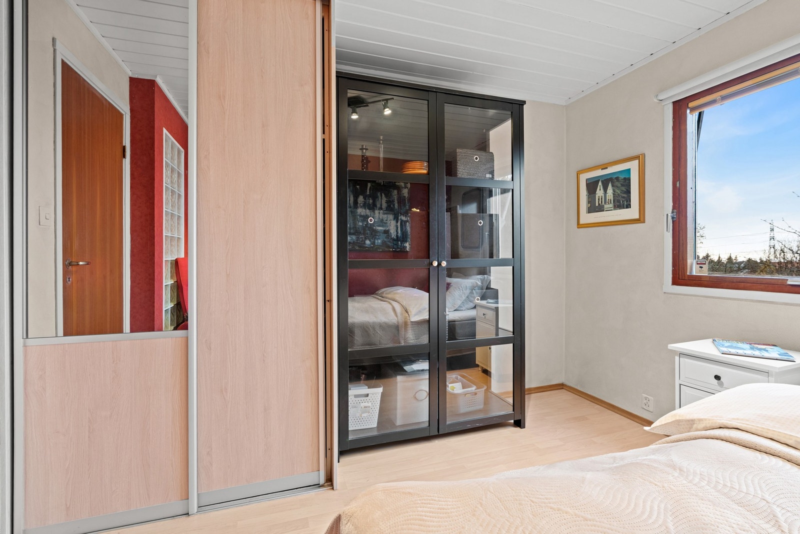 Skyvedørsgarderobe og plass til kontorpult eller spillekrok til en av ungene Galleribilde