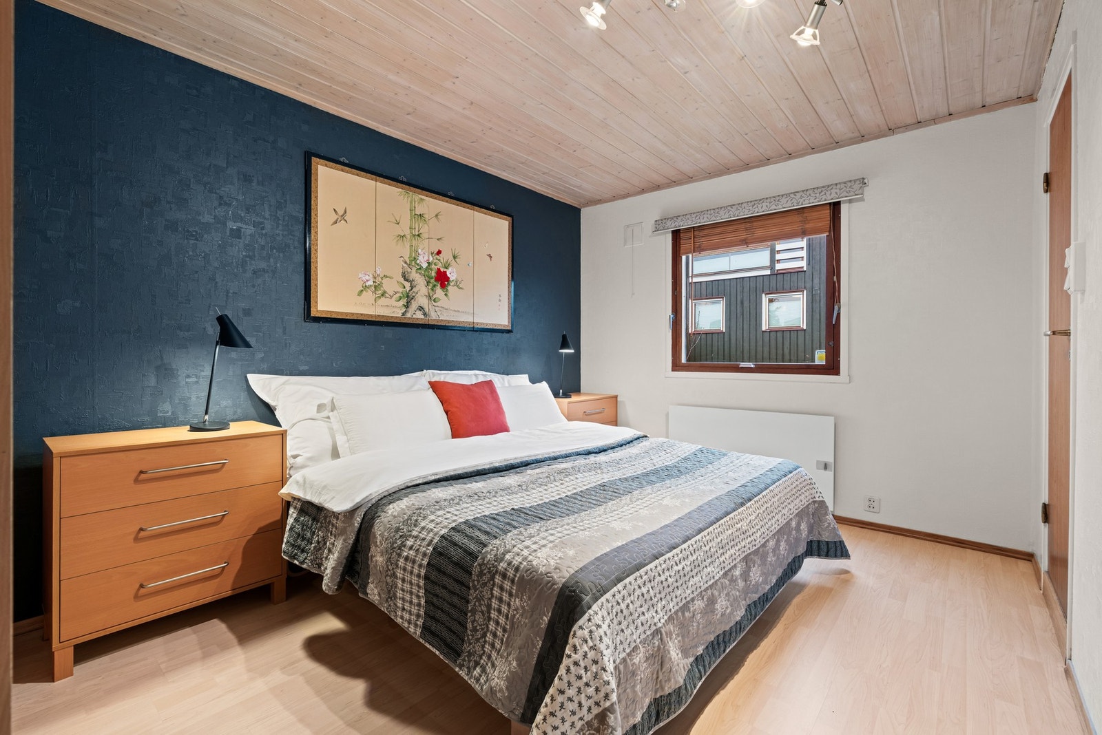 Rommet er romslig med plass til større dobbeltseng og nattbord på hver side Galleribilde