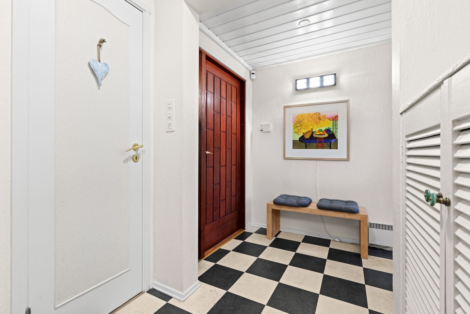 Fra hallen ut til entréen og inngangspartiet til boligen Galleribilde