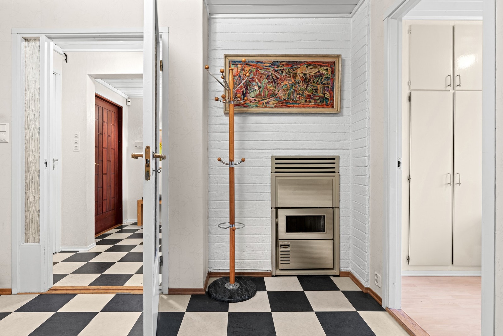 I hallen er det også parafinovn. Tanken er undersøkt i 2020 med trykk/vakuum test. Tanken er godkjent og har sertifikat X Galleribilde