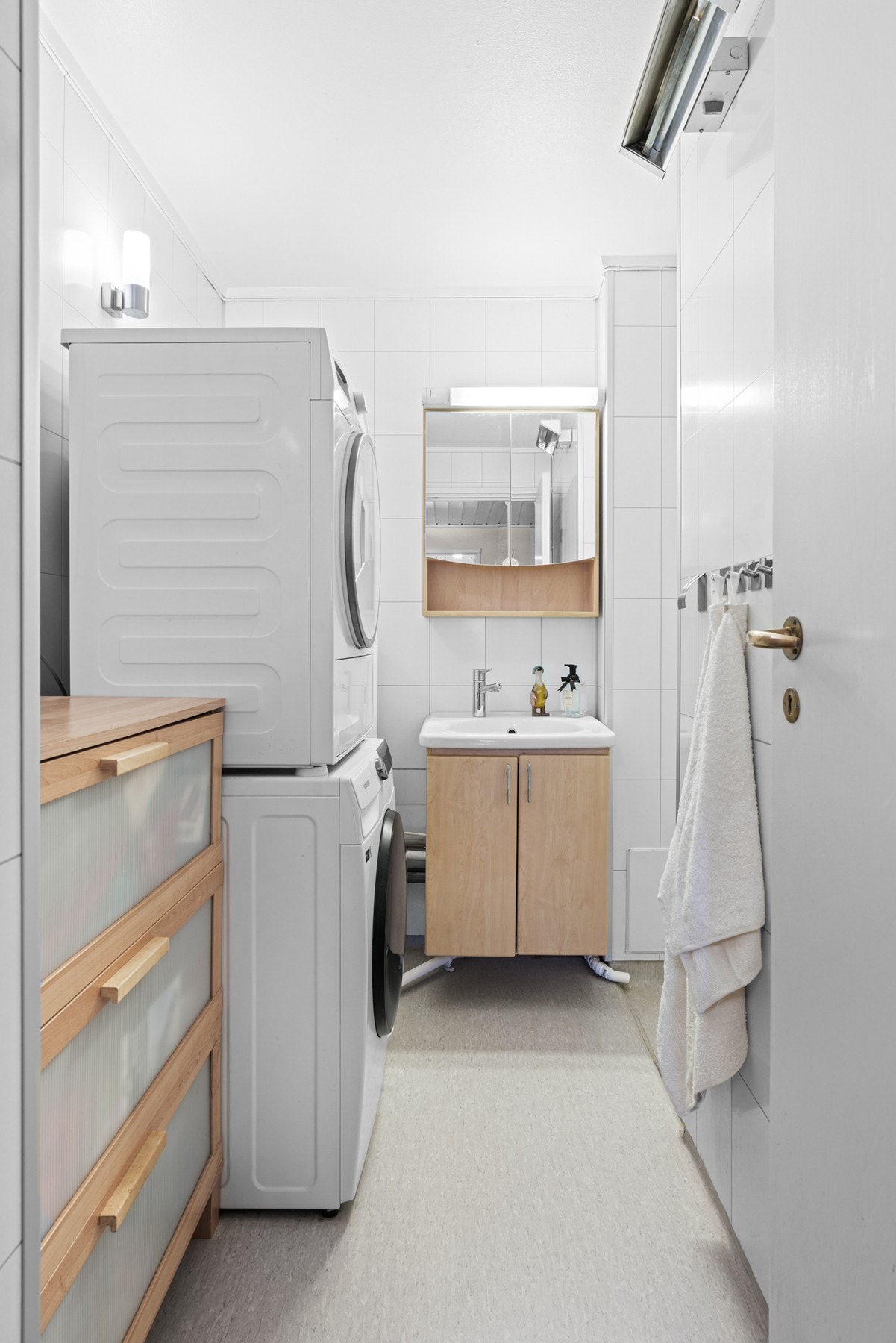 Et bad med tilkomst fra hallen, praktisk som gjestebad, vaskerom eller til barna Galleribilde