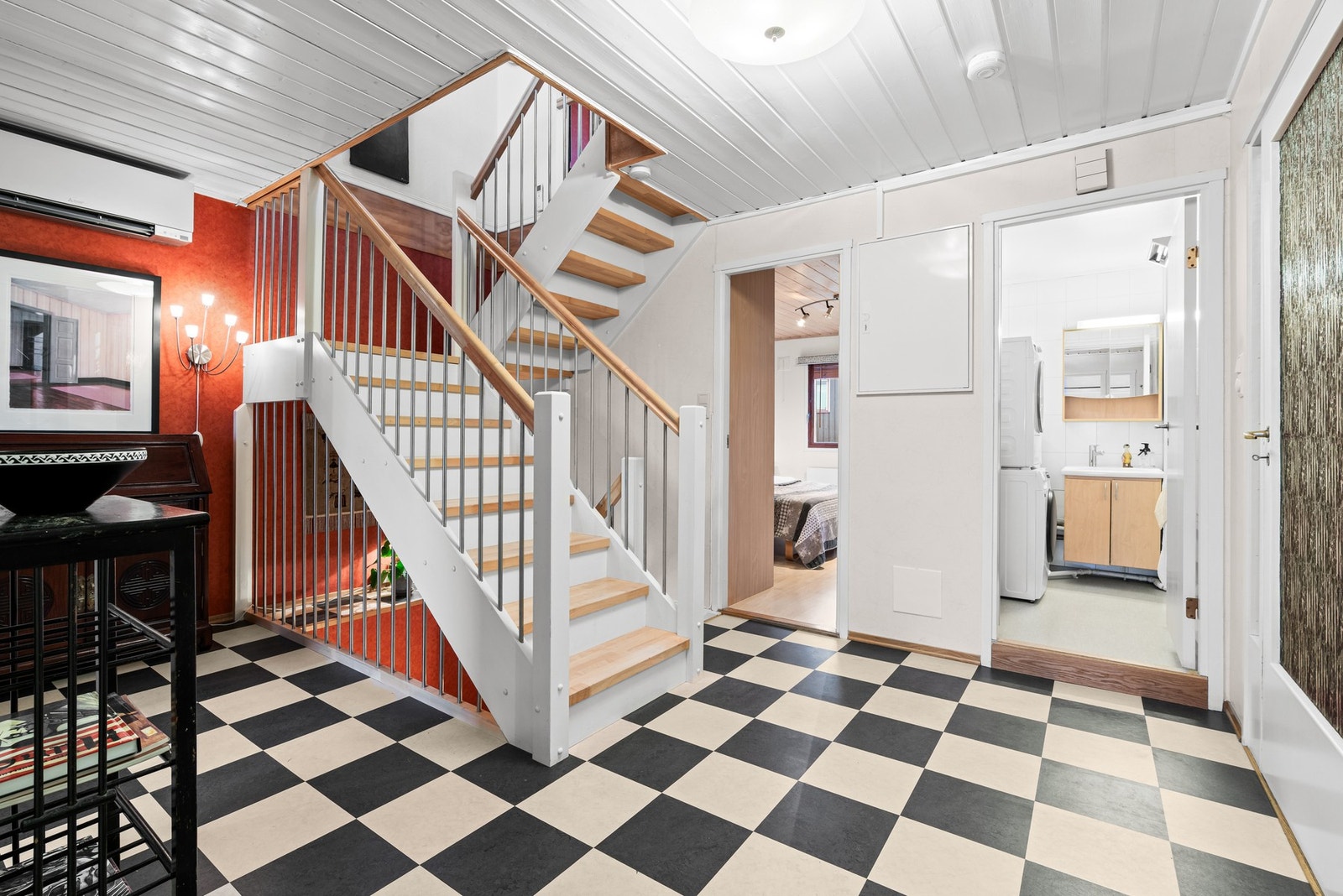 Ned trappen møtes du av en stor hall med mange muligheter Galleribilde