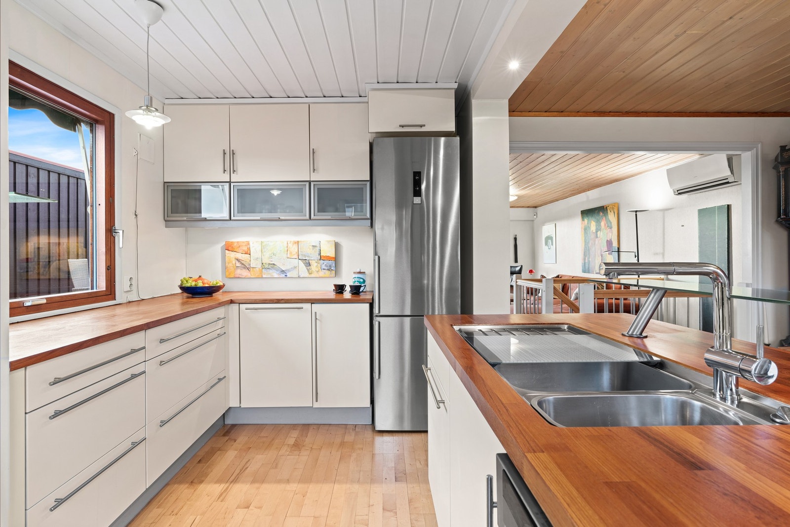 Kjøkkenøy med vaskekum og glasshylle perfekt til servering Galleribilde