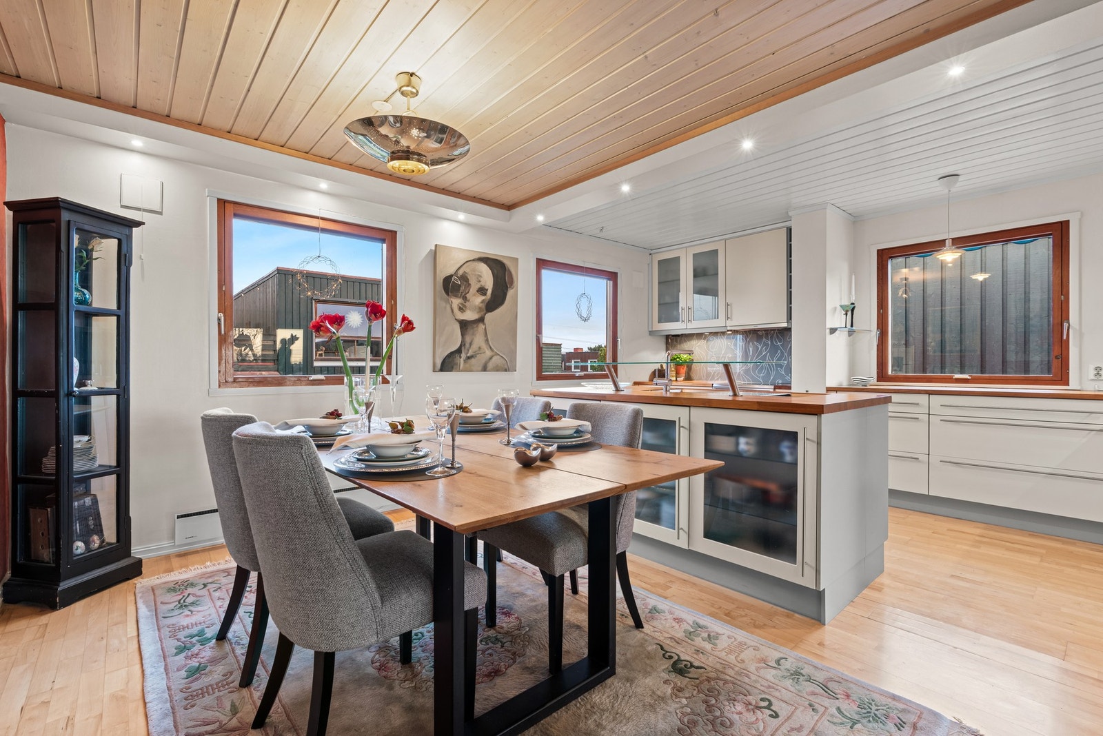 Likt materialvalg som i stuen og downlights i himling Galleribilde