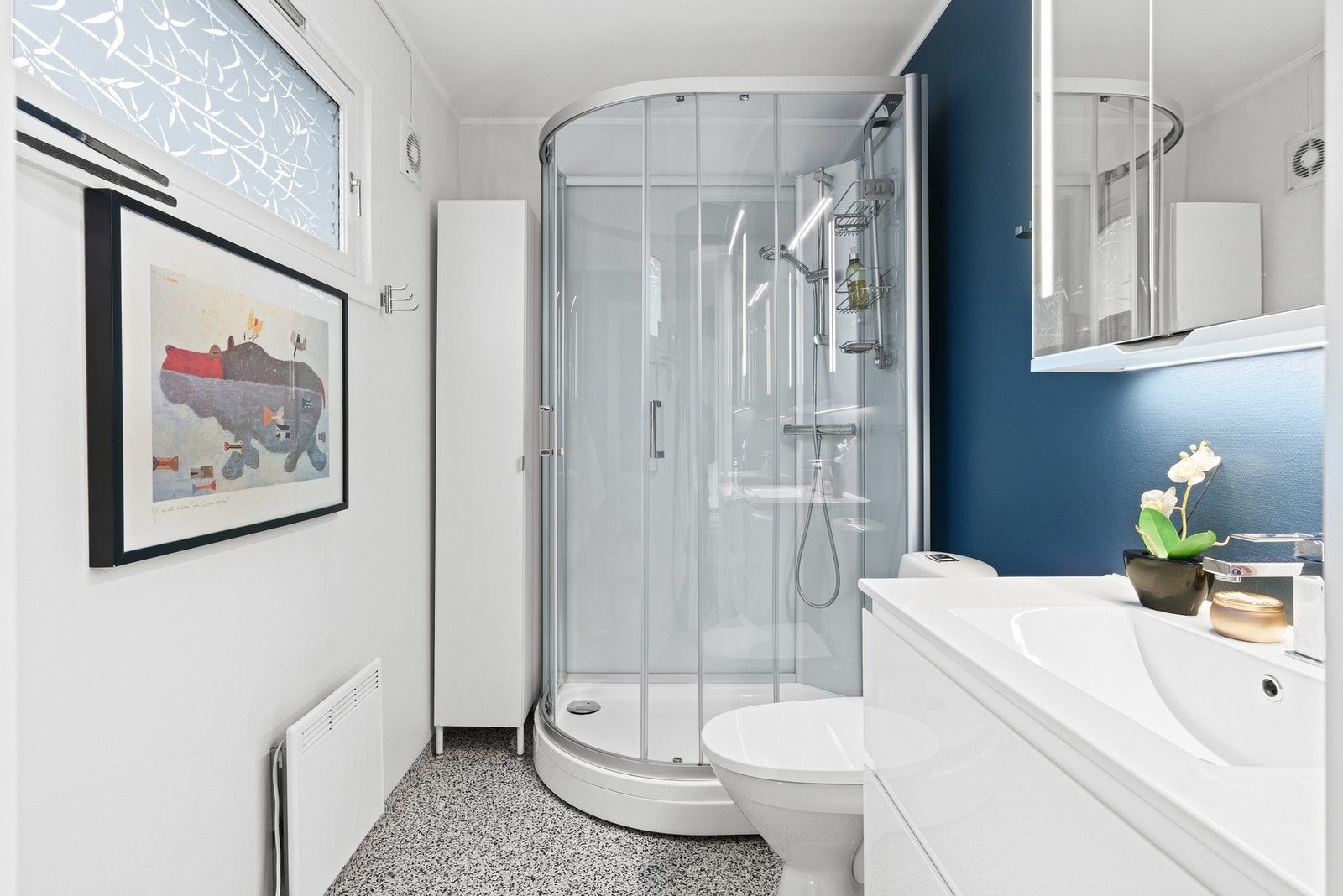 Badet ble overflateoppusset i 2018 med nytt gulv, tapet, innredning, vifte, EL og rørarbeid Galleribilde