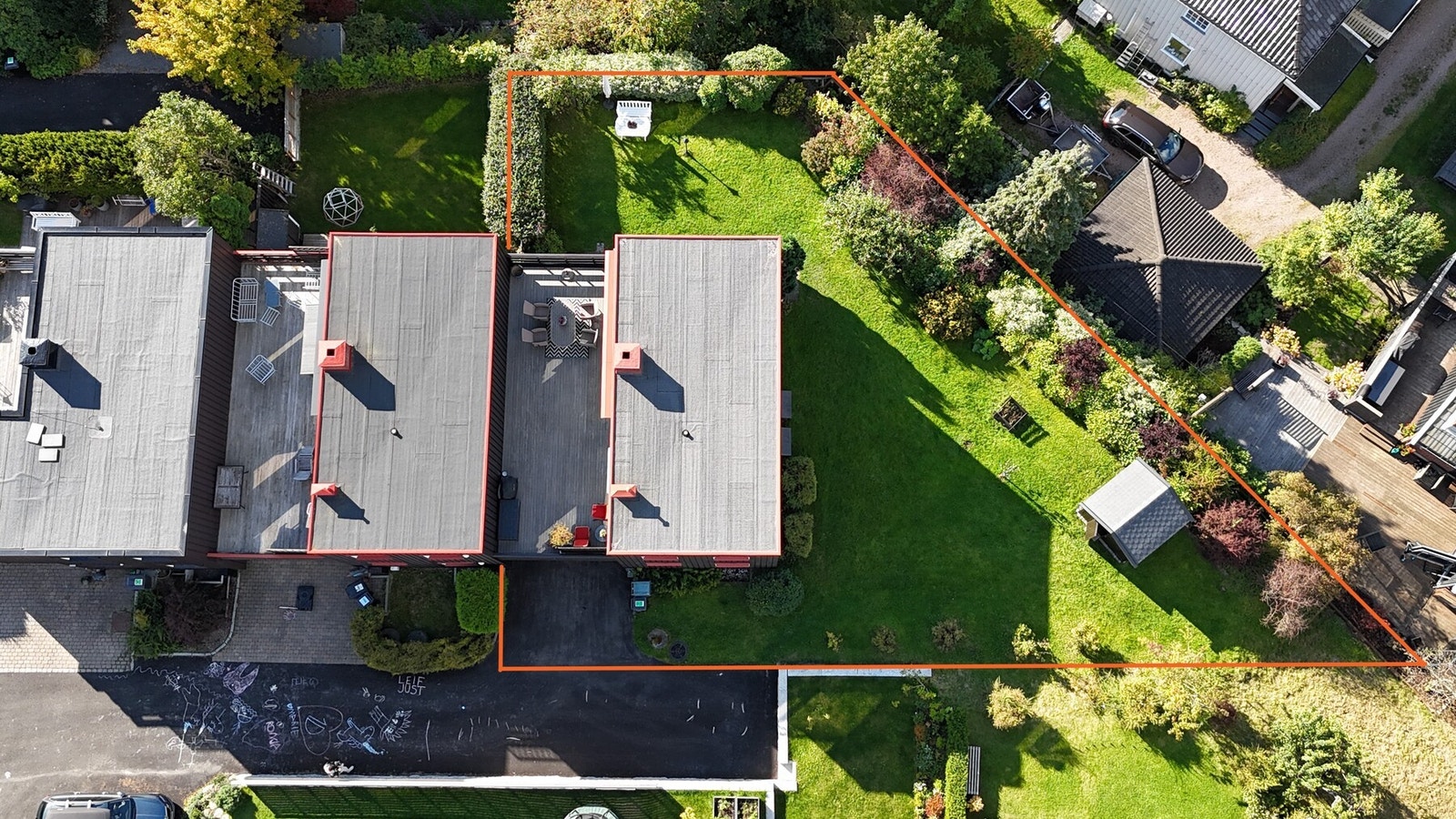 Flott hjørnetomt med en meget tiltalende hage. (Tomtens opptegning er omtrentlig etter målebrev) Galleribilde