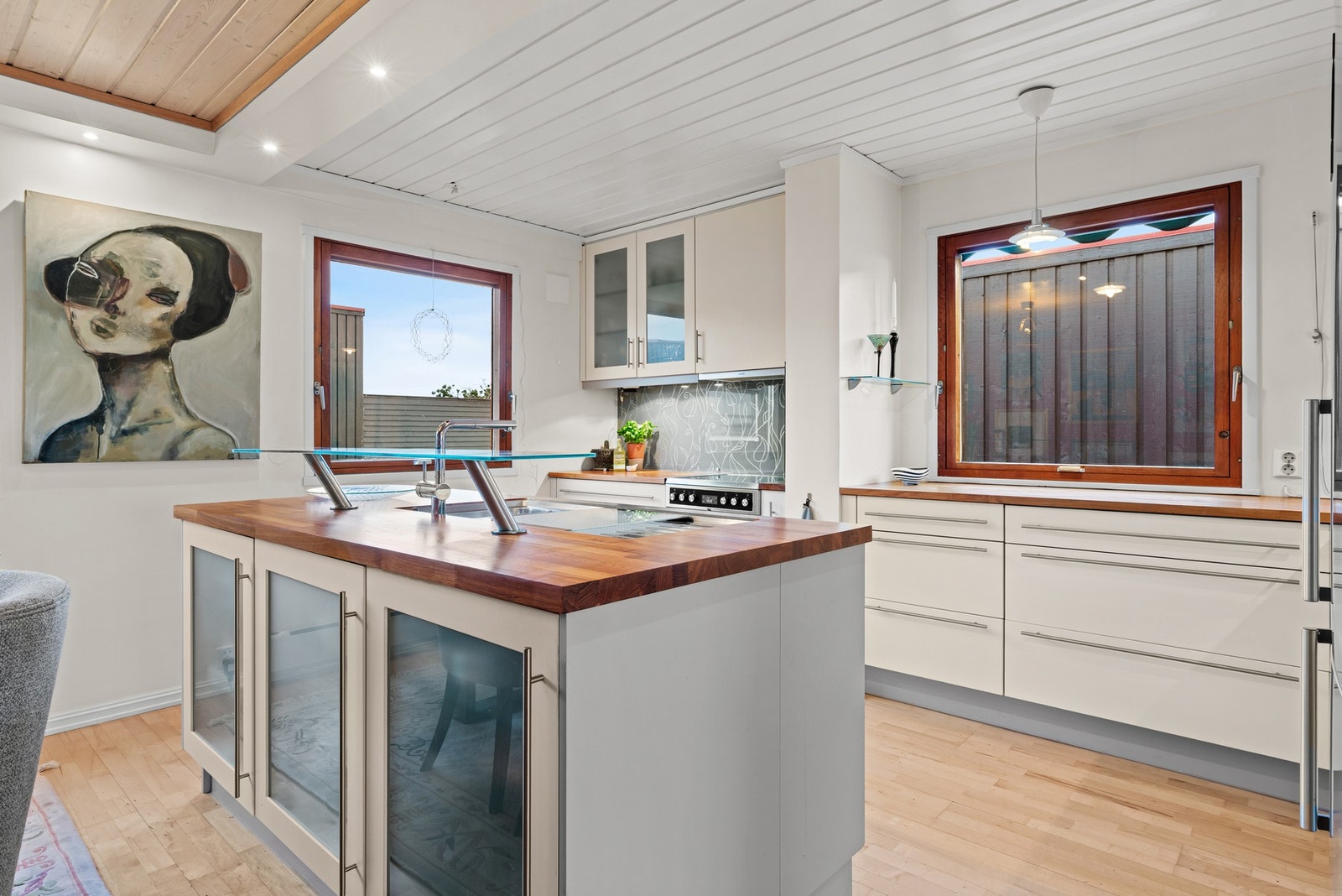 Flott HTH kjøkken med sosial utforming og nok av arbeids- og skapplass Galleribilde