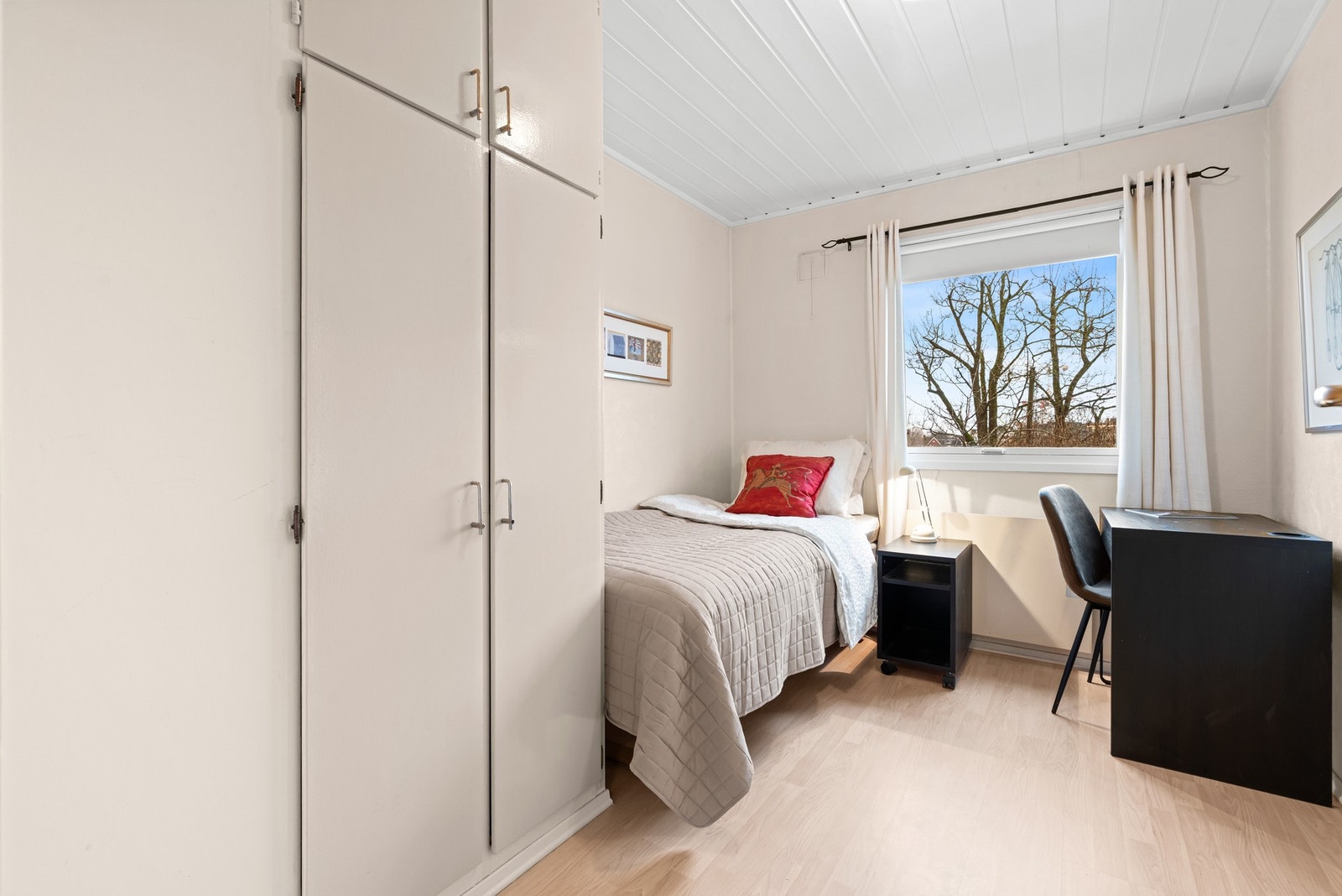 Soverom 3 med eldre originalt garderobeskap vindu ut mot hage som soverom 2. Galleribilde