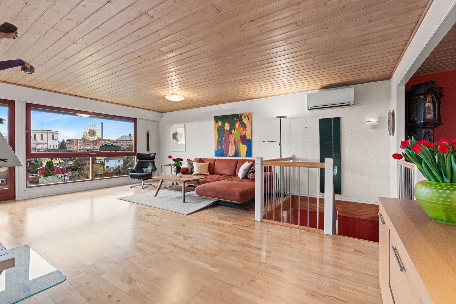 Luftig og fin stue med masse naturlig lysinnslipp og motorisert sunscreen på vindu Galleribilde