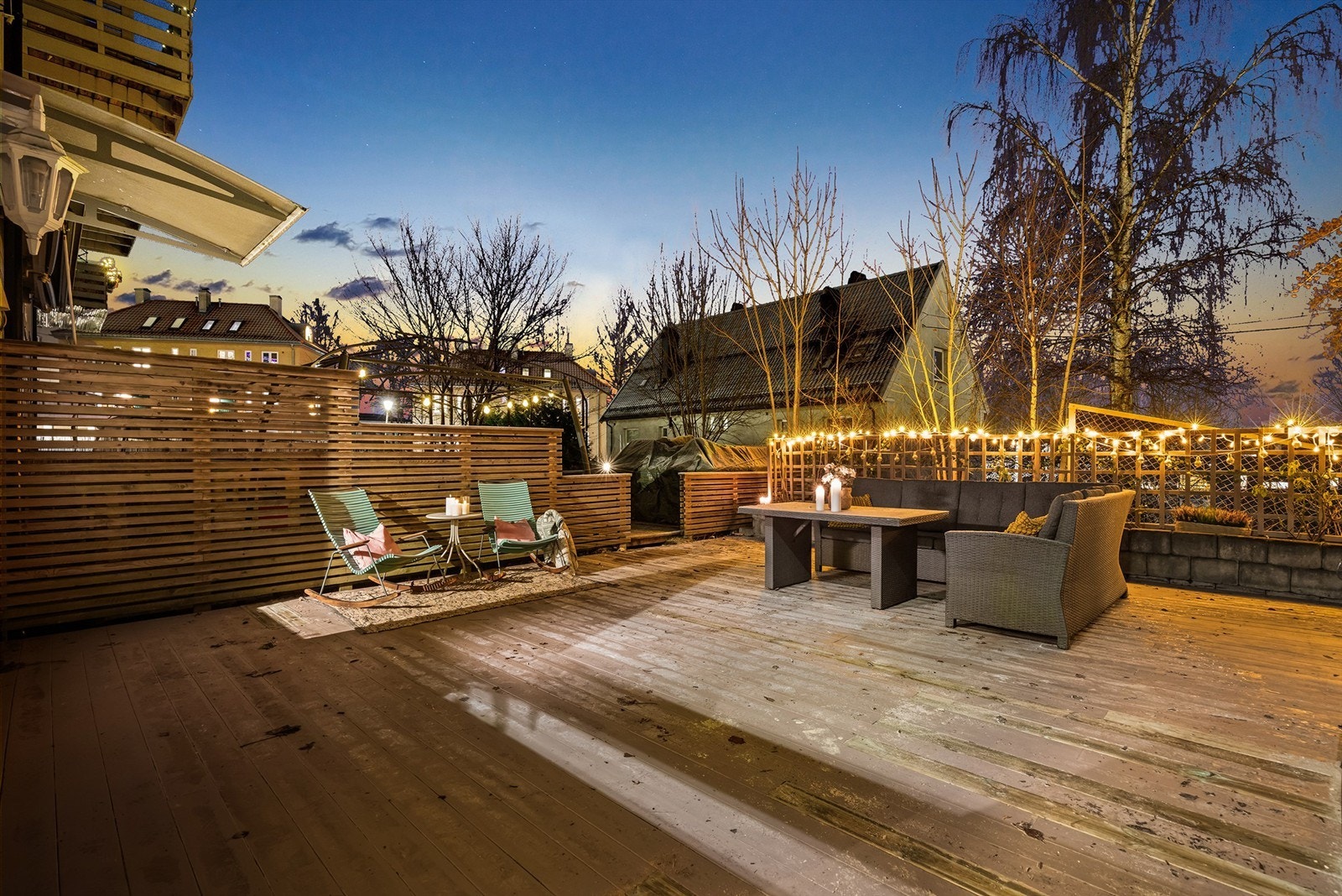 Kveldsstemning. Her er det rikelig med plass til å skape din egen oase og etablere ulike soner med sittegrupper, lounge, grill eller kanskje et utekjøkken er din drøm? Galleribilde