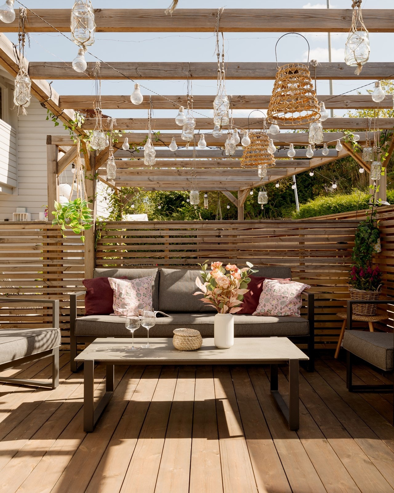 Et perfekt uterom med pergola, god plass til grill og flere sittegrupper Galleribilde