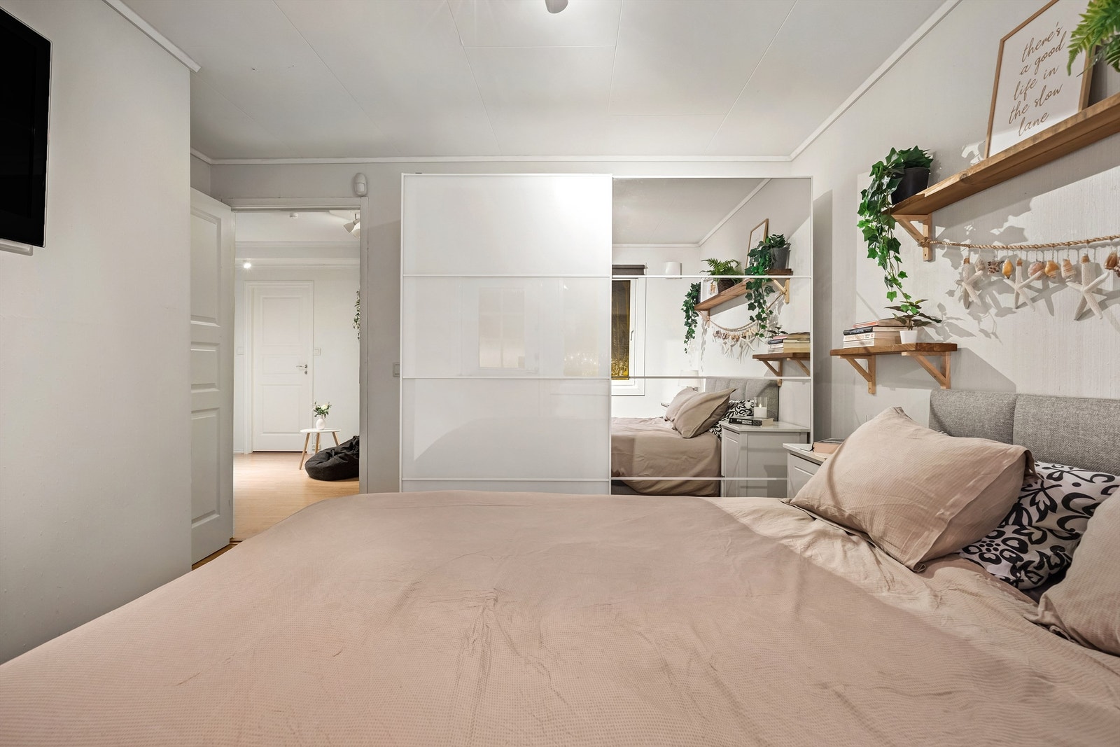 Hovedsoverommet byr på romslig skyvedørsgarderobe. Galleribilde