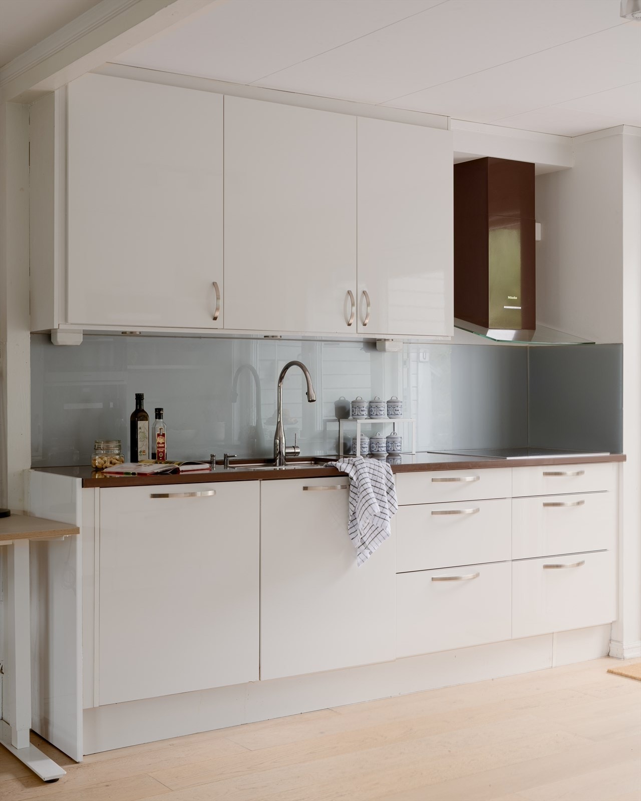 Detaljene er gjennomtenkte, med kompositt benkeplate, underlimt oppvaskkum i rustfritt stål og ettgreps kjøkkenbatteri. Galleribilde