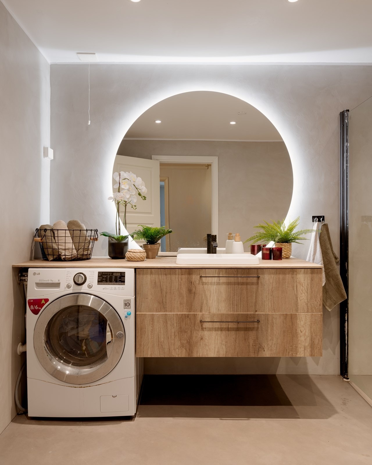 Stilrent og moderne fra 2017/2021, med mikrosement på både gulv og vegger som gir et eksklusivt og tidløst uttrykk. Galleribilde