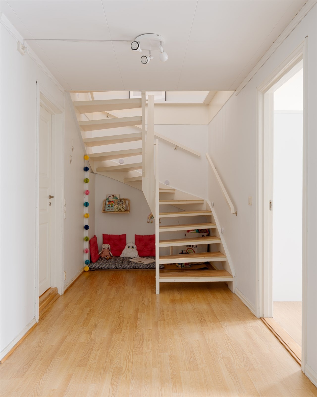 I denne etasjen du finner soveromsavdelingen med 3 gode soverom, et stort familiebaderom, stor trappegang som selger benytter som en ekstra tv-stue, og bod. Galleribilde