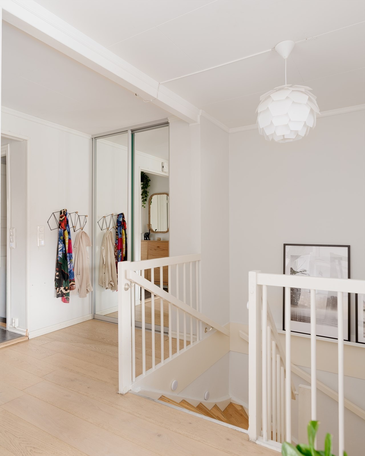 God plass til yttertøy i skyvedørsgarderobe. Galleribilde