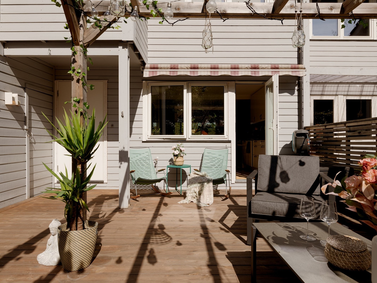 I tilknytning til terrassen og inngangspartiet ligger en praktisk utebod på ca. 4 kvm, som gir oppbevaringsplass til puter, hagemøbler, grillutstyr og alt du trenger for å skape et koselig uterom. Galleribilde