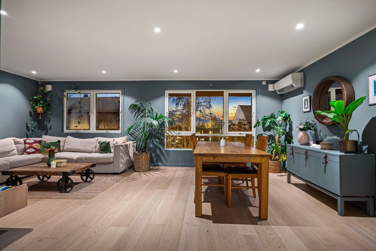 Stuen har plass til en stor sofagruppe, og i spisestuedelen er det rom for et generøst spisebord - perfekt for langbord når du inviterer til fest. Galleribilde