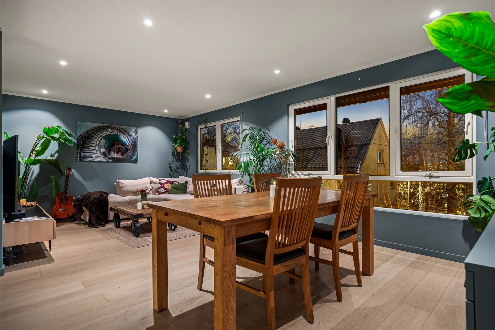 Den åpne planløsningen gir god plass og fleksible innredningsmuligheter. Galleribilde