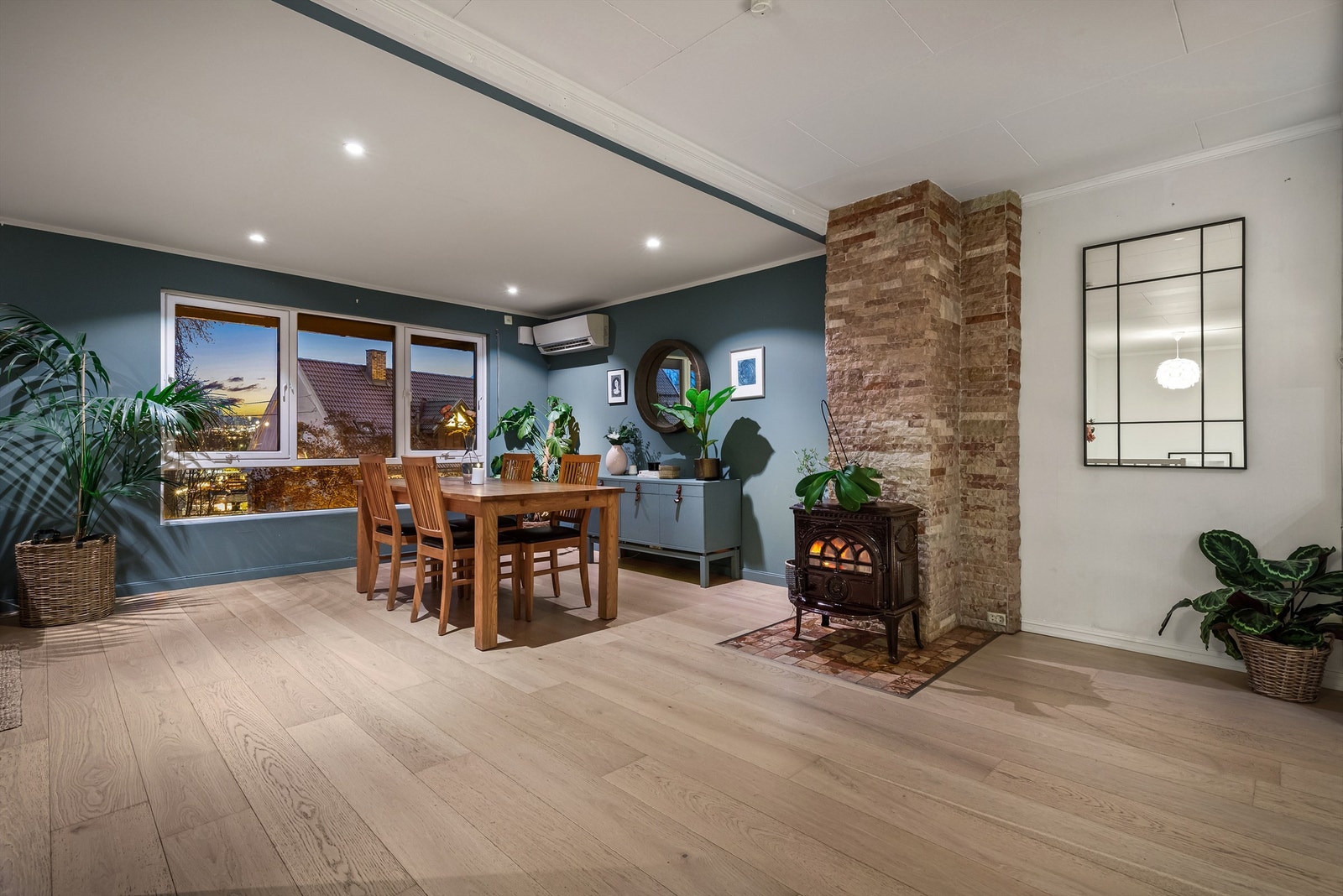 Vedovnen skaper en behagelig og lun varme, og den forblendede teglsteinspipen gir rommet et særegent preg og en ekstra dose karakter. Galleribilde