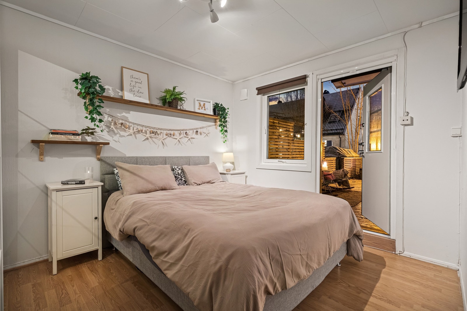 Romslig hovedsoverom med direkte utgang til en stor terrasseplatting - perfekt for å nyte morgenkaffen i fred og ro. Galleribilde