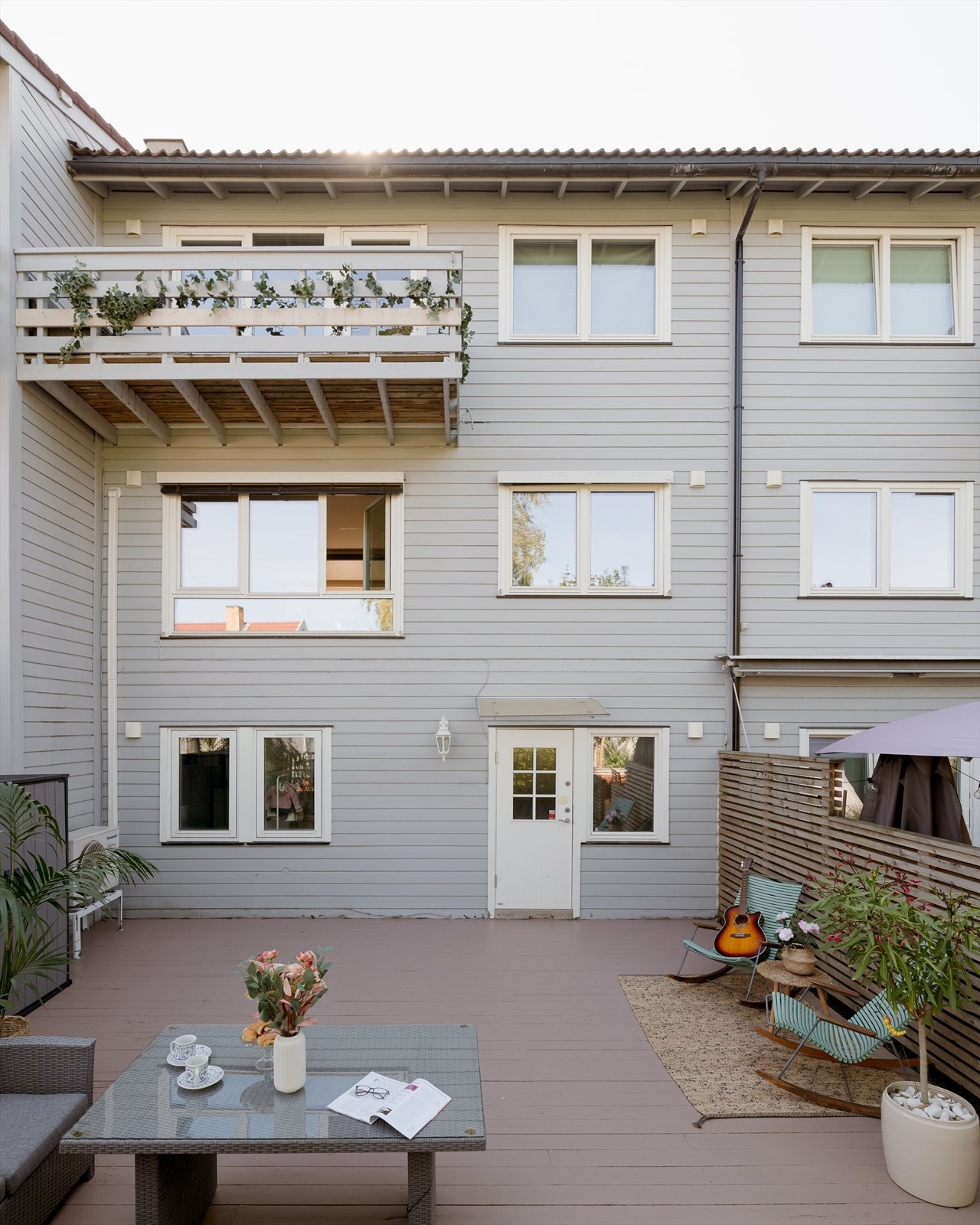 Innholdsrikt og tiltalende rekkehus med en flott beliggenhet i et særdeles barnevennlig boområde. Galleribilde