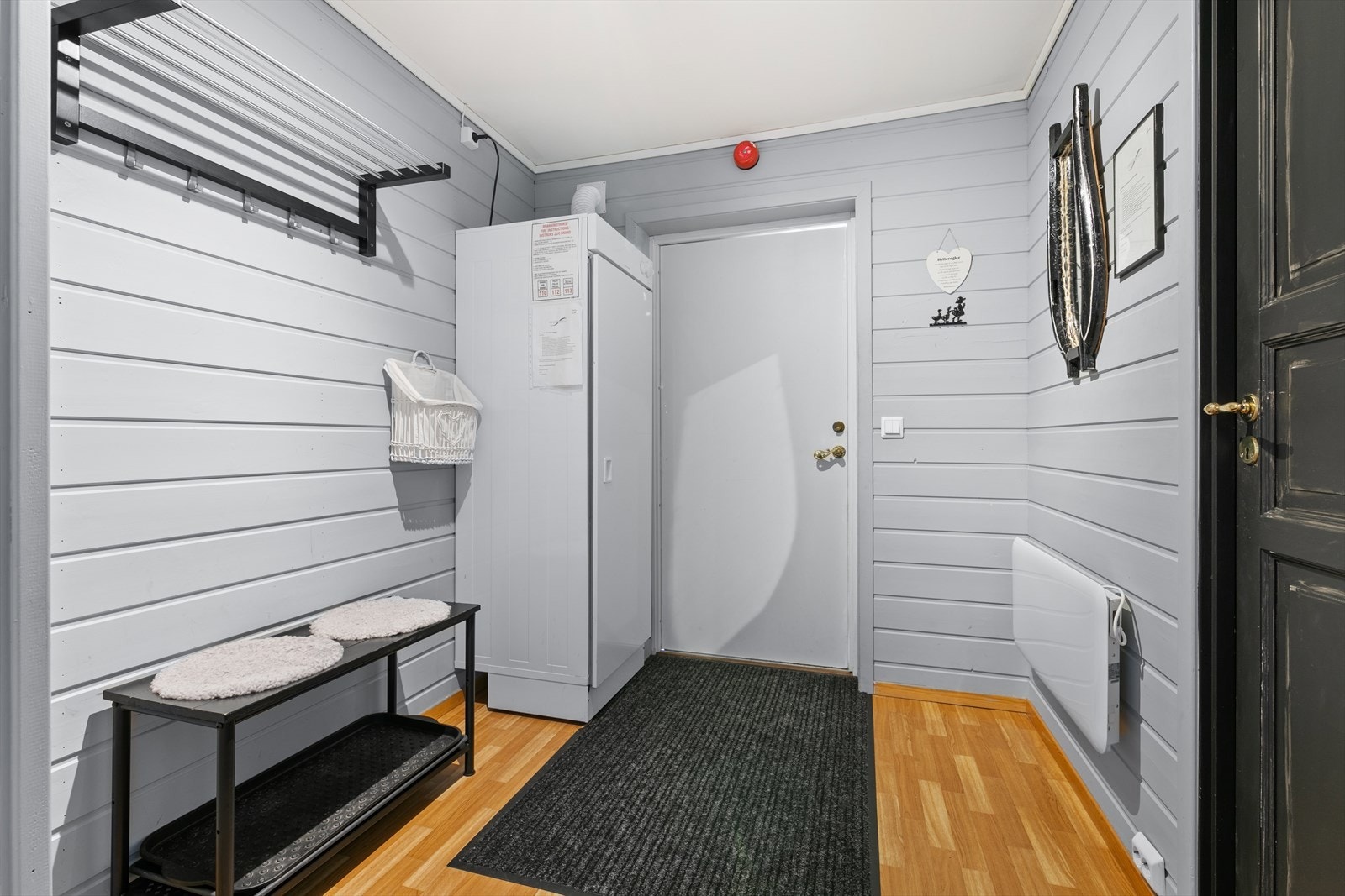 Leiligheten har romslig entré med god plass til oppbevaring av yttertøy og varmeskap. Galleribilde