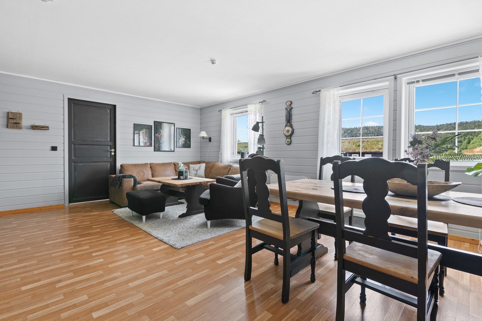 Åpen stue- og kjøkkenløsning med god plass til både sitte- og spisegruppe. Galleribilde