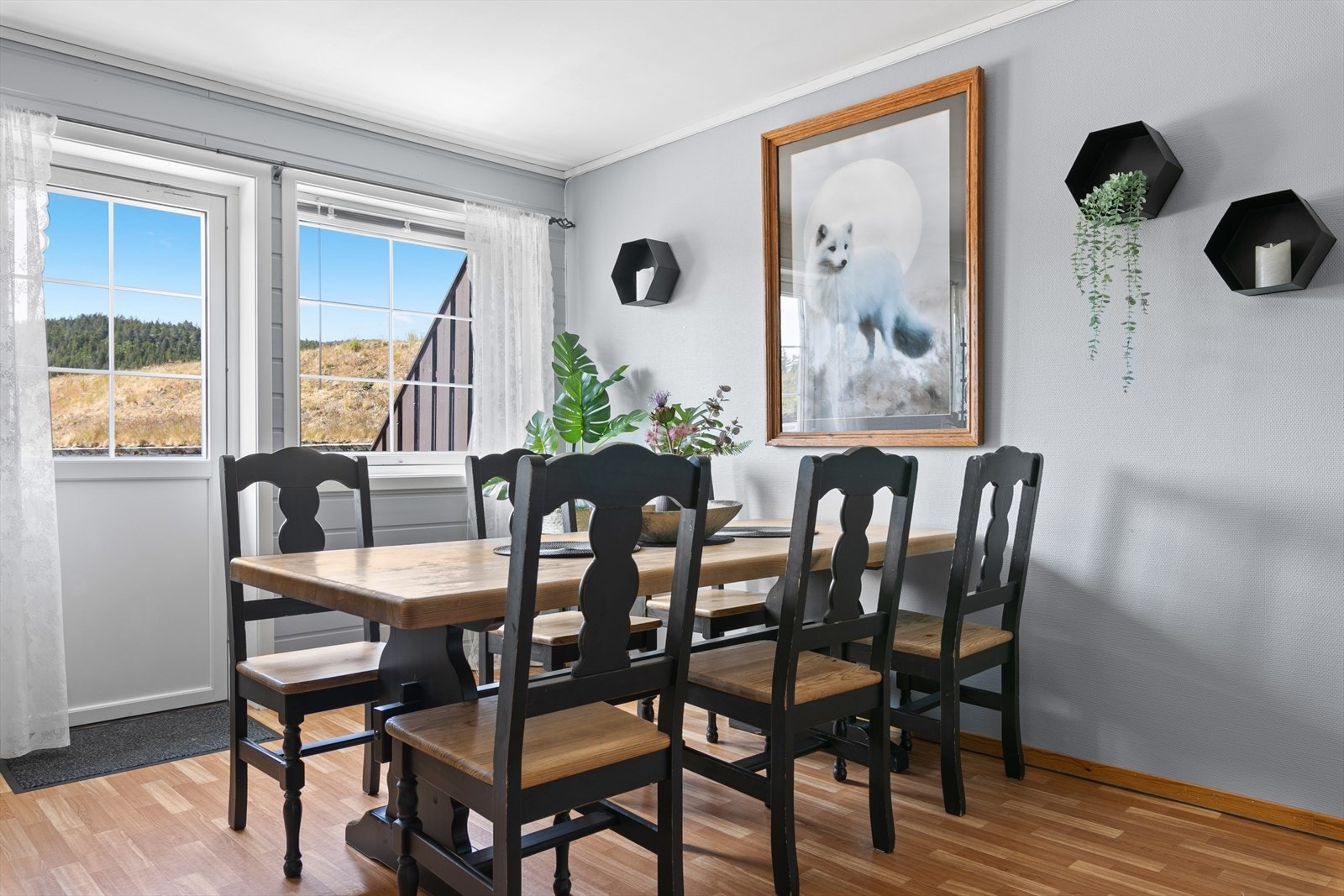 Herfra er det utgang til vest vendt balkong/terrasse. Galleribilde