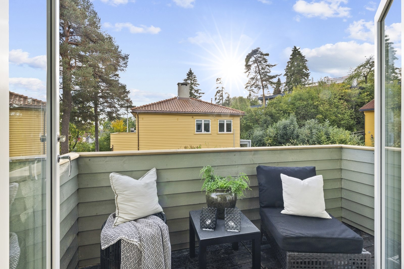 Adkomst til vestvendt balkong fra kjøkkenet. Galleribilde