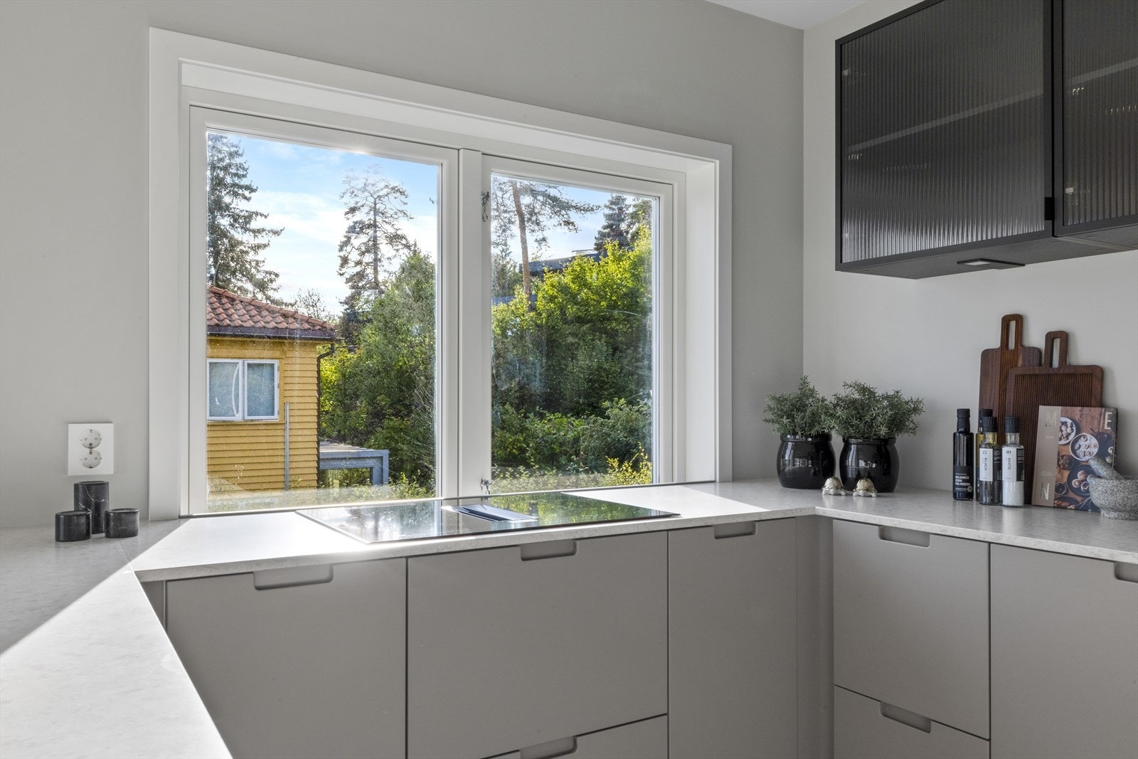 Kjøkkenventilator i integrert platetopp. Galleribilde