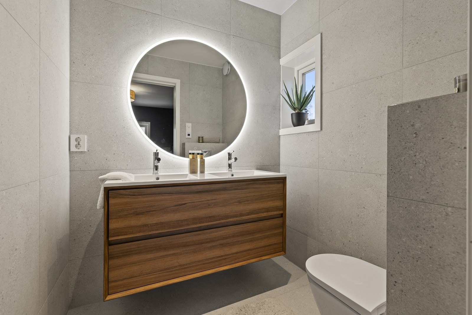 Moderne, flislagt bad fra 2025 med downlights i tak og varmekabler i gulv. Galleribilde