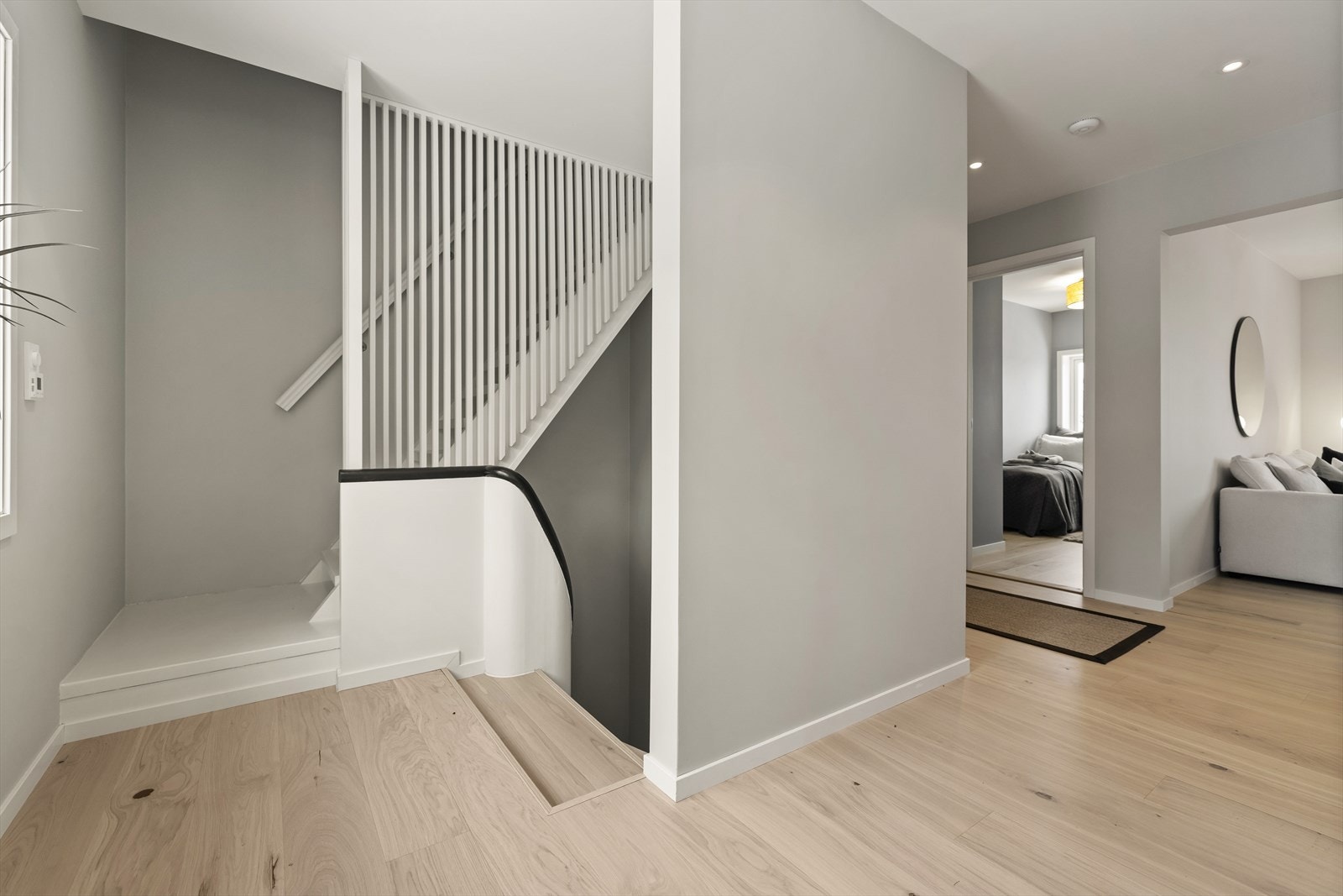 Trappen fører videre opp til det innredete loftet. Galleribilde