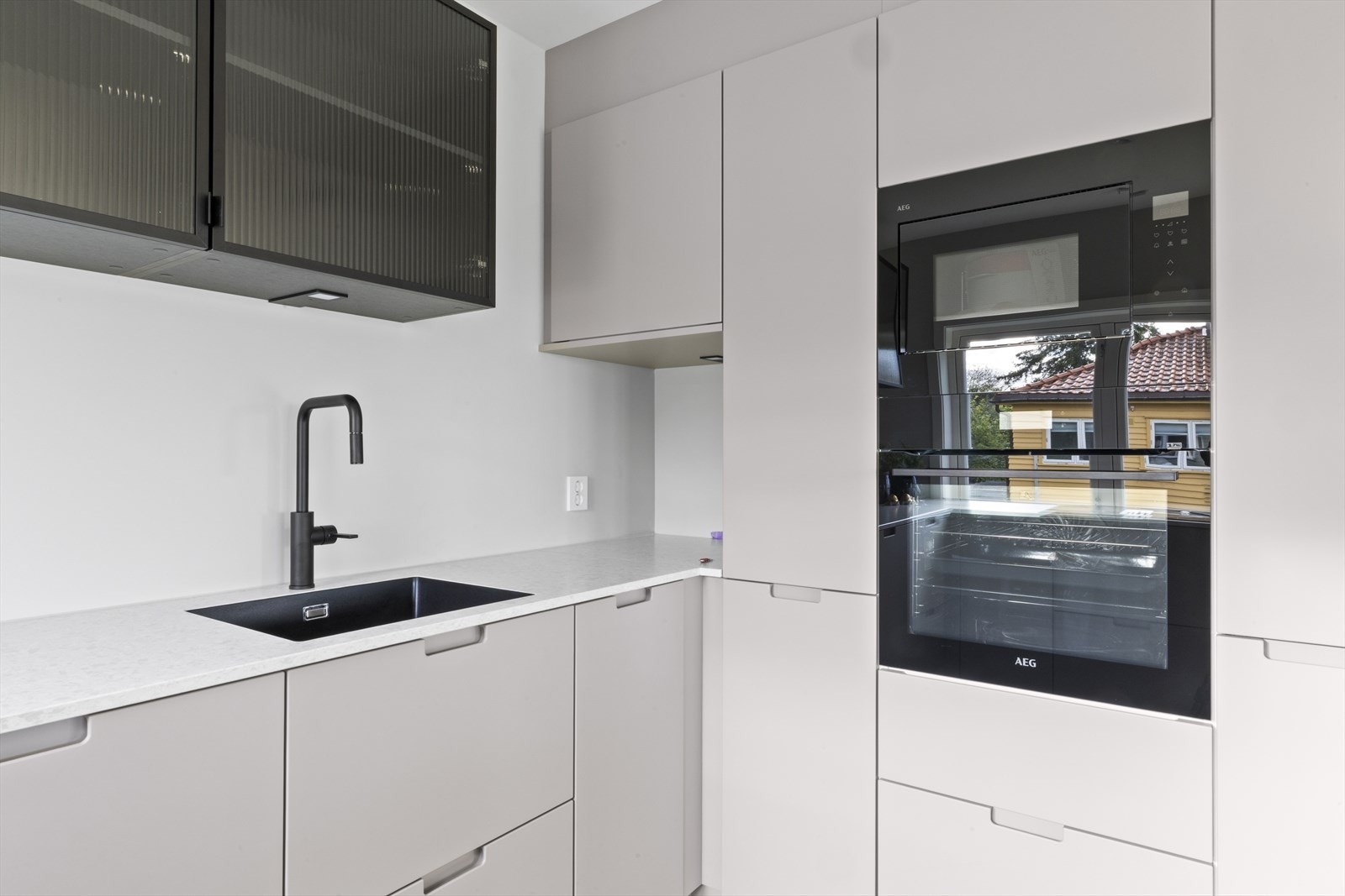 Andre integrerte hvitevarer er stekeovn, oppvaskmaskin, mikrobølgeovn, kjøleskap og fryser som også medfølger. Galleribilde