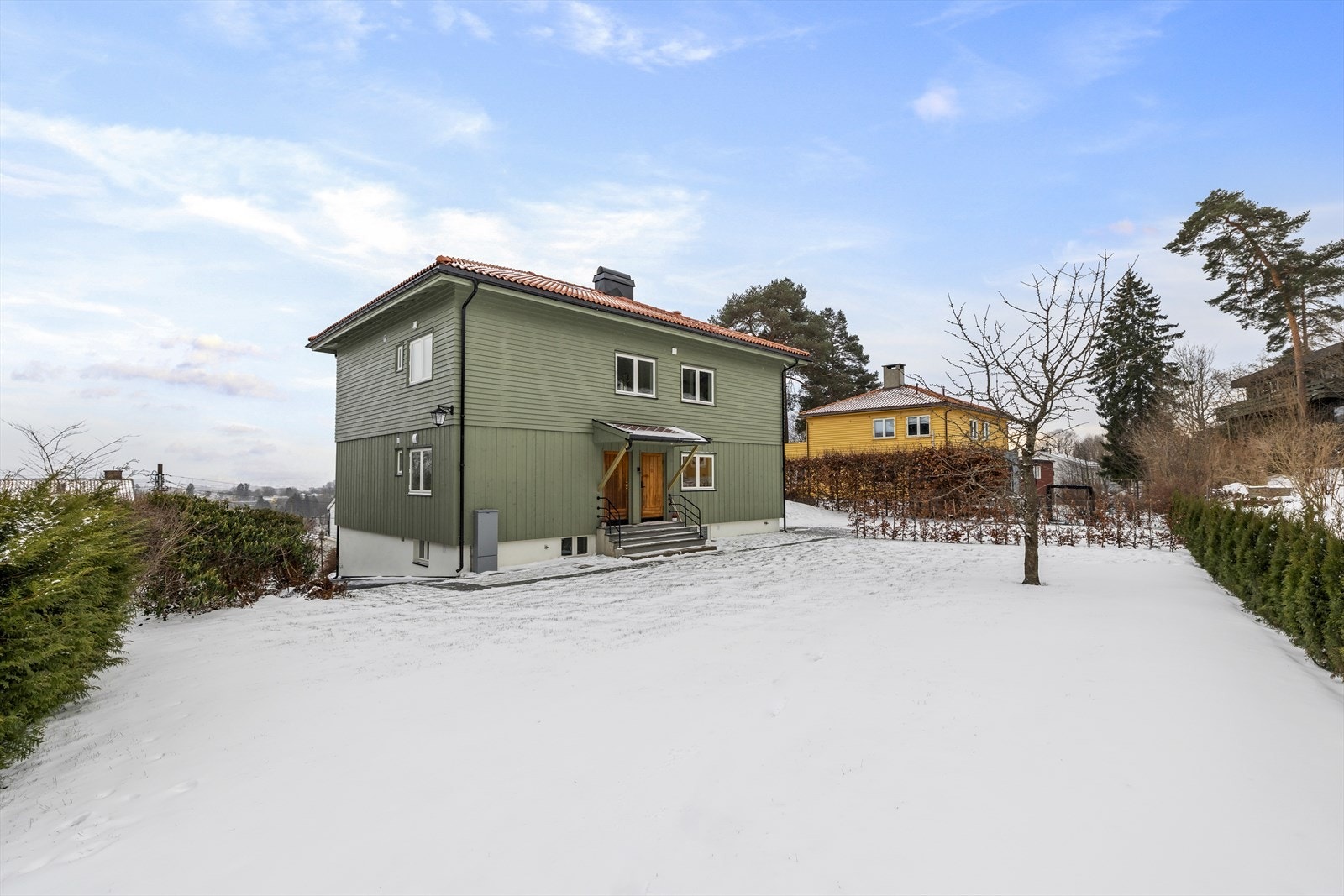 Velkommen til Bregneveien 37! Hele huset er nylig modernisert både innvendig og utvendig, herunder bla. ny drenering, ny ytterkledning (og isolasjon), nytt tak, nytt elektrisk, nye vinduer, m.m. Her kan du flytte rett inn! Galleribilde