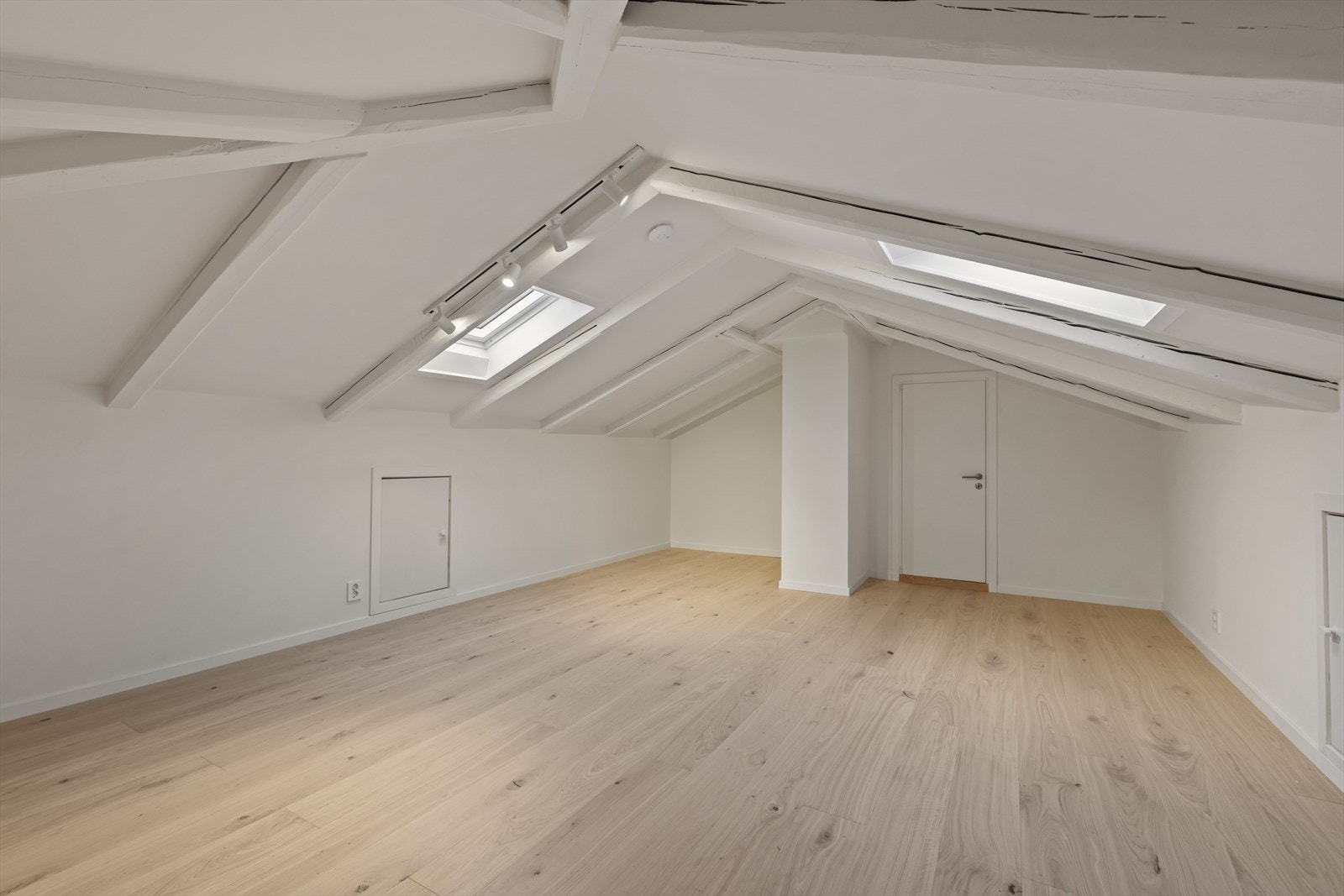 Stort og romslig innredet loft med lagringsplass langs knevegg. Galleribilde