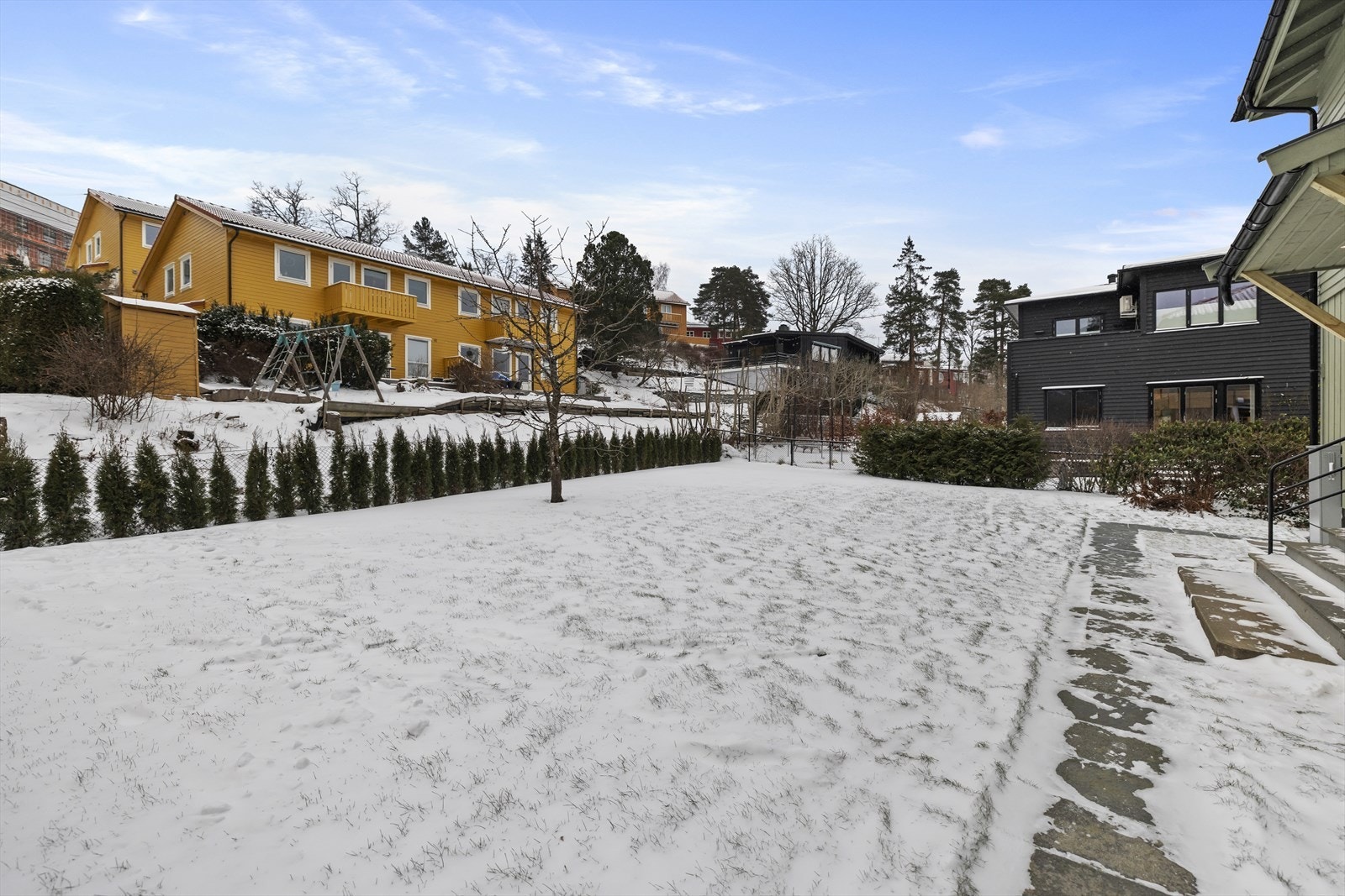 Dette er en nyoppusset og attraktiv 1/2 tomannsbolig med egen inngang i 1. etasje, hele 2. etasje og loft. I tillegg har boligen 2 garasjeplasser + biloppstillingsplass. Galleribilde