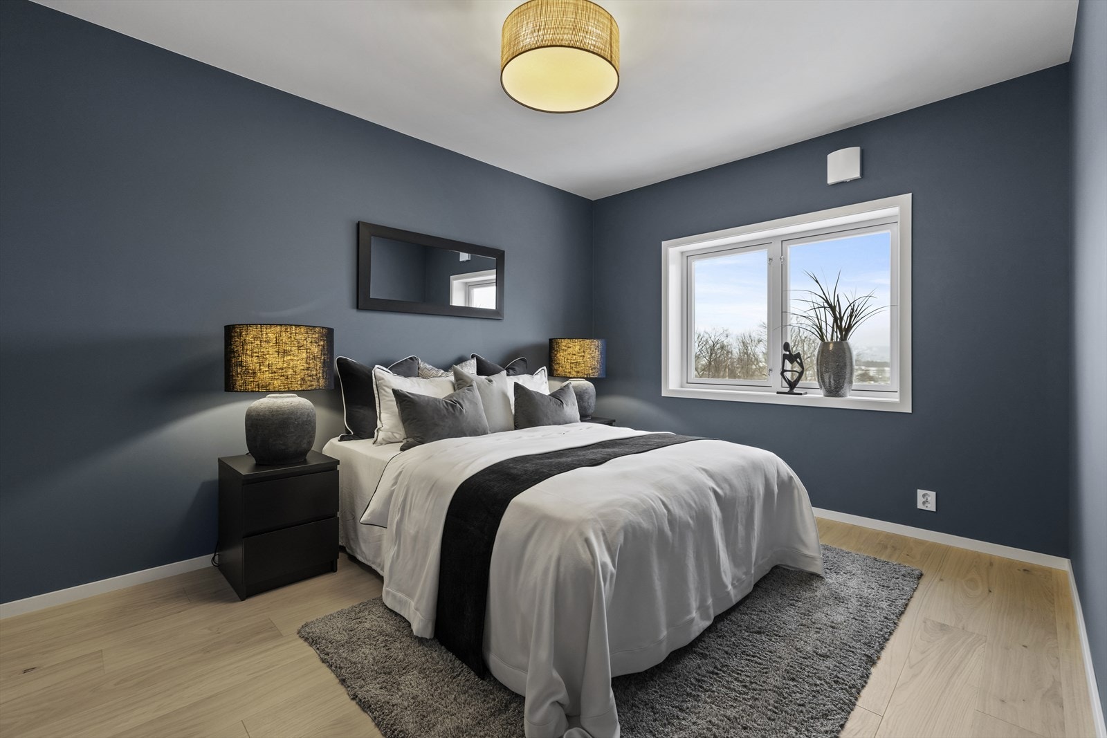 Hovedsoverom med en-suite bad og god plass til dobbeltseng. Galleribilde