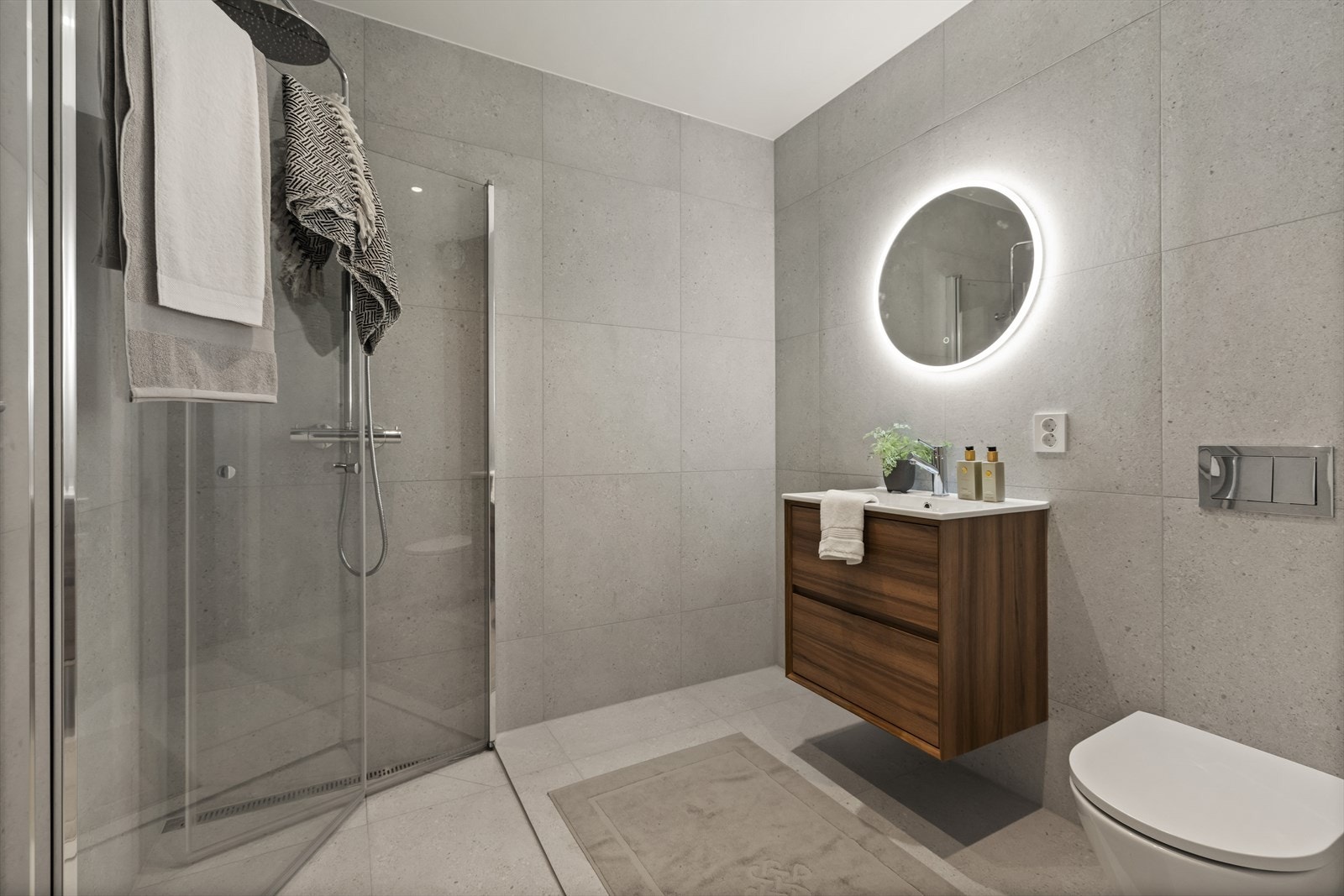 Moderne bad/vaskerom også fra 2025. Flislagt gulv og vegger. Rommet har innredning med nedfelt servant, veggmontert toalett, dusjvegger/hjørne, elektriske varmekabler og opplegg for vaskemaskin. Galleribilde