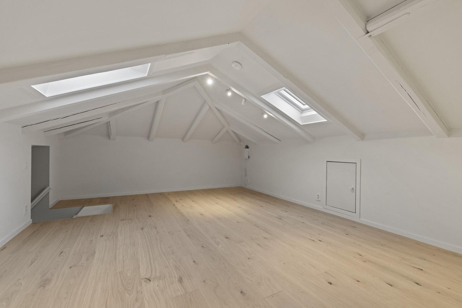 Bra med boltreplass på loftet, samt gode oppbevaringsmuligheter langs knevegg, og i teknisk rom. Galleribilde