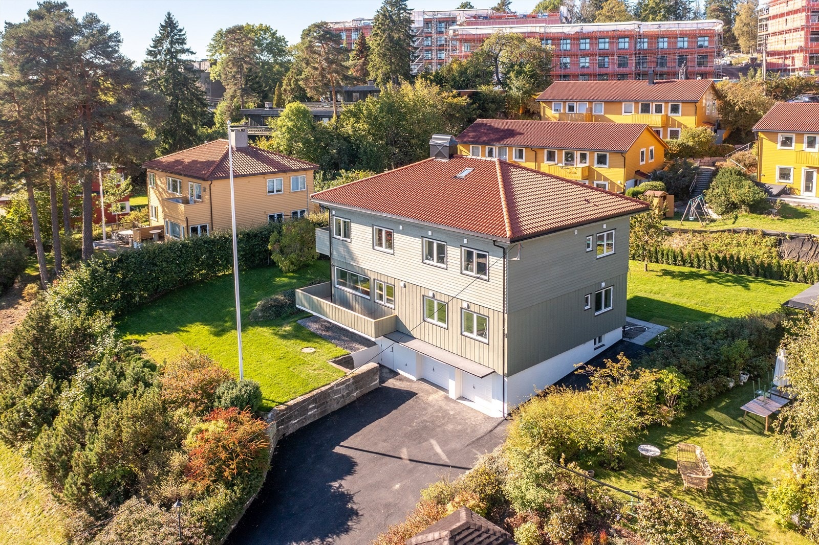 Her bor du i et rolig og barnevennlig nabolag med kort vei til marka, skoler, barnehager, kollektivtransport og servicetilbud. Galleribilde