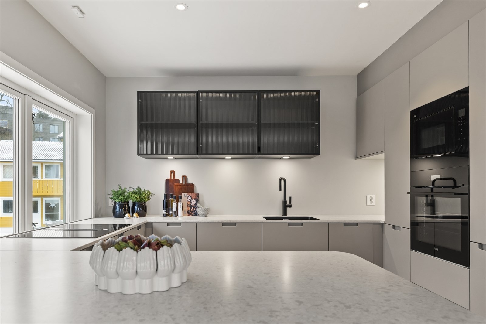 Innredningen har slette fronter og benkeplate i stein. Galleribilde